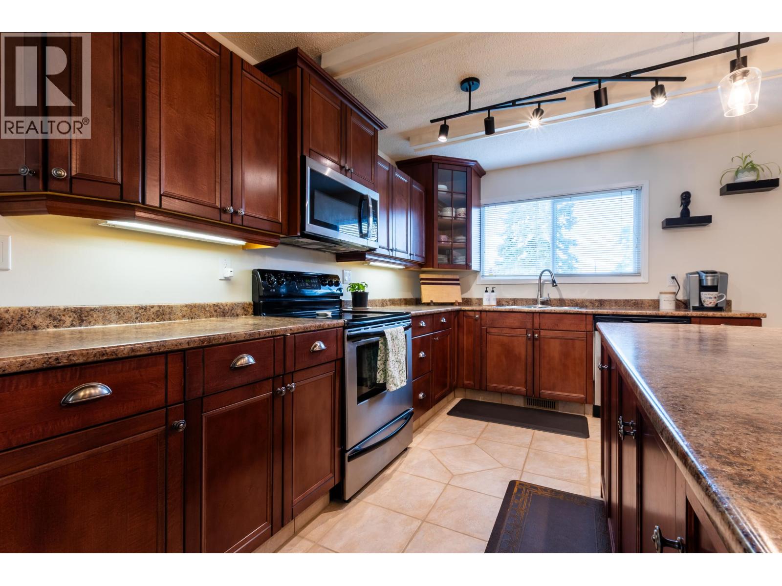 1625 Gillett Street Property Photo 3