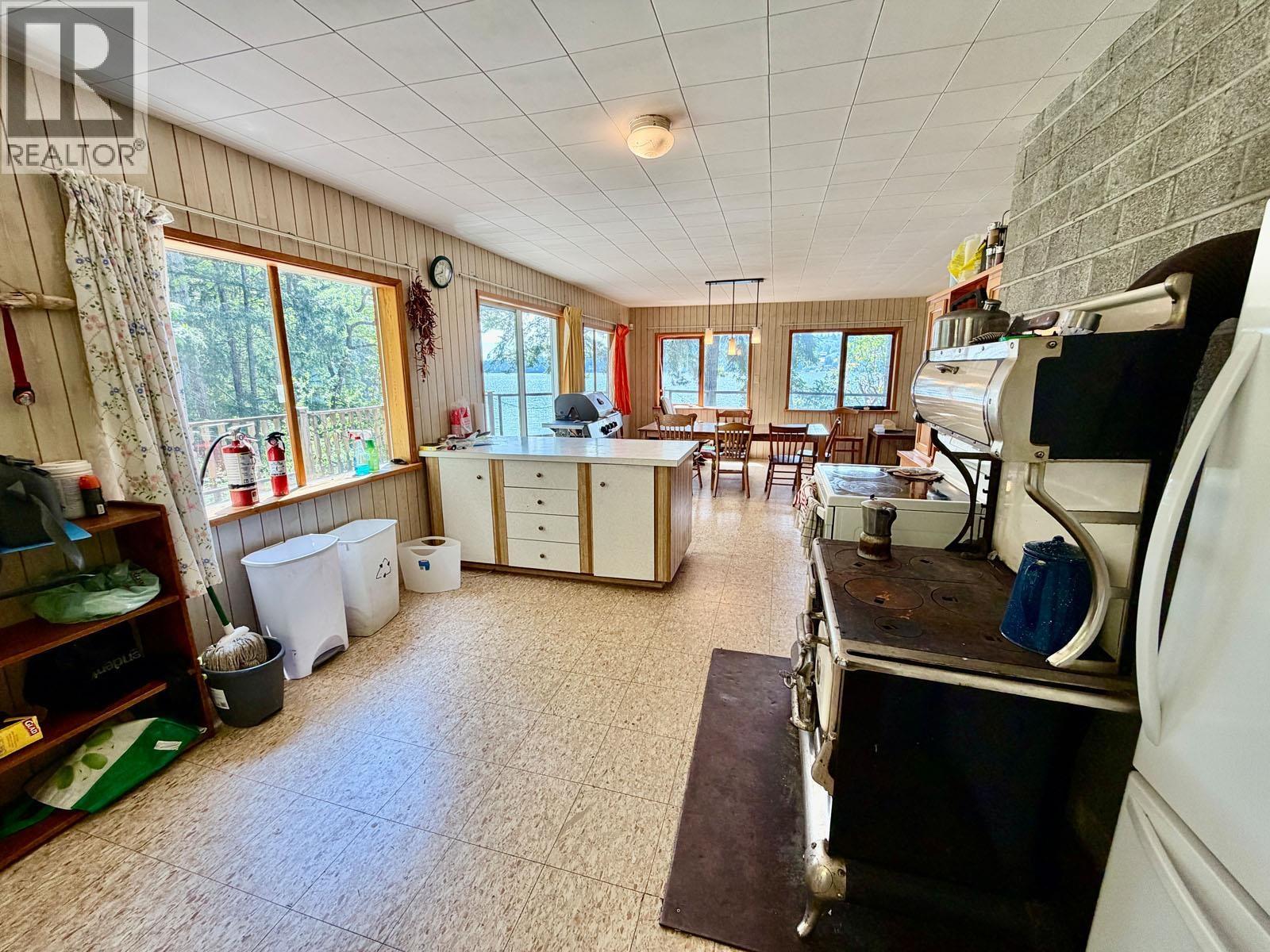 6787 Sechelt Inlet Road Property Photo 14