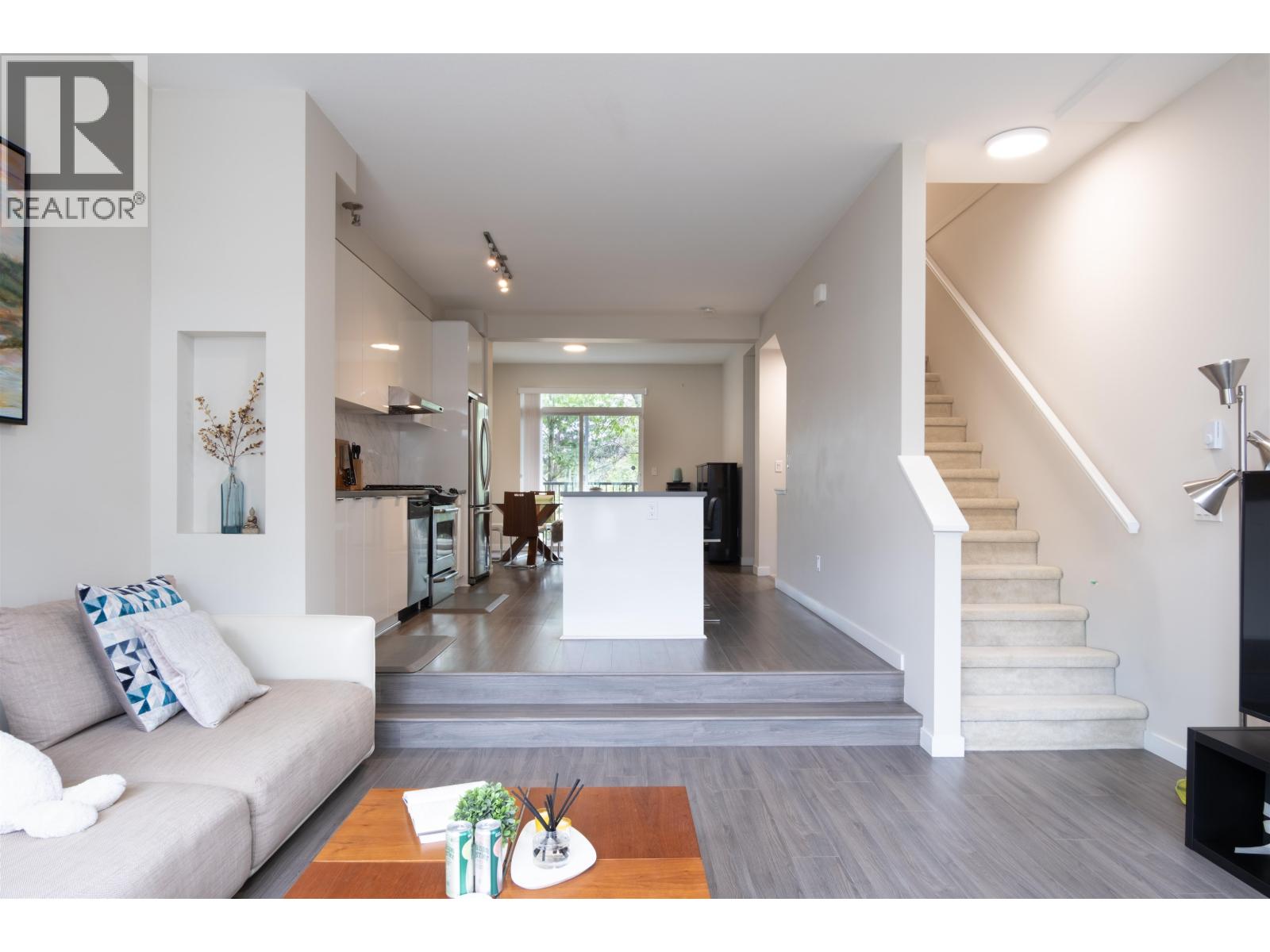 42 9728 Alexandra Road Property Photo 2
