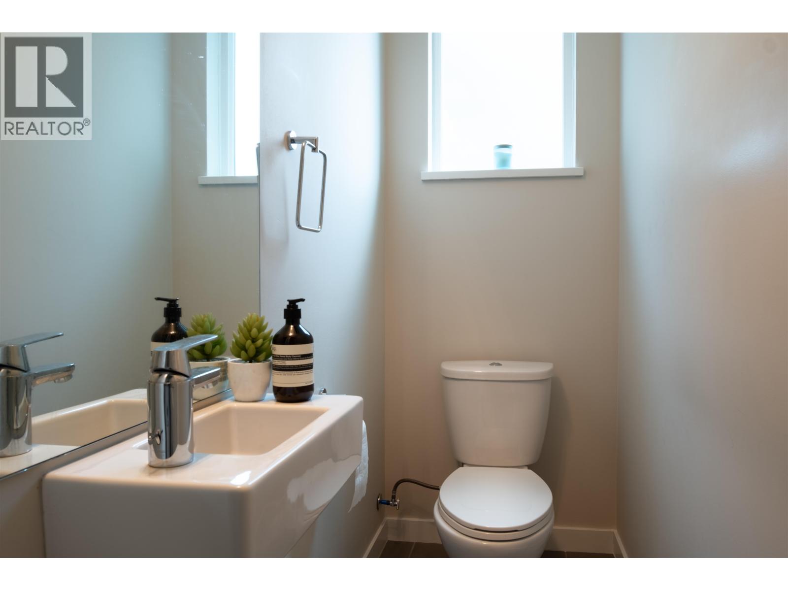 42 9728 Alexandra Road Property Photo 10