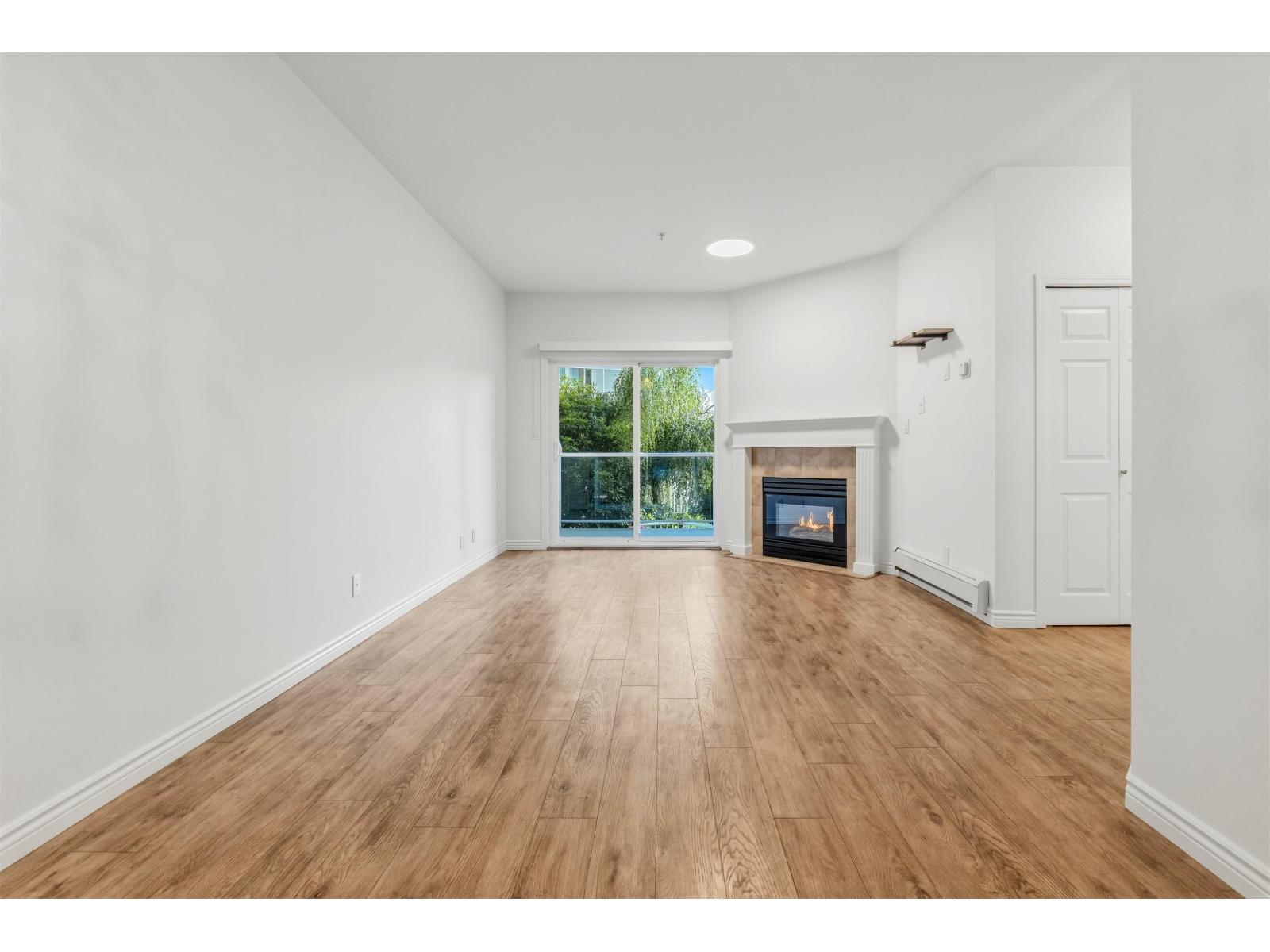 203 8142 120a Street Property Photo 2