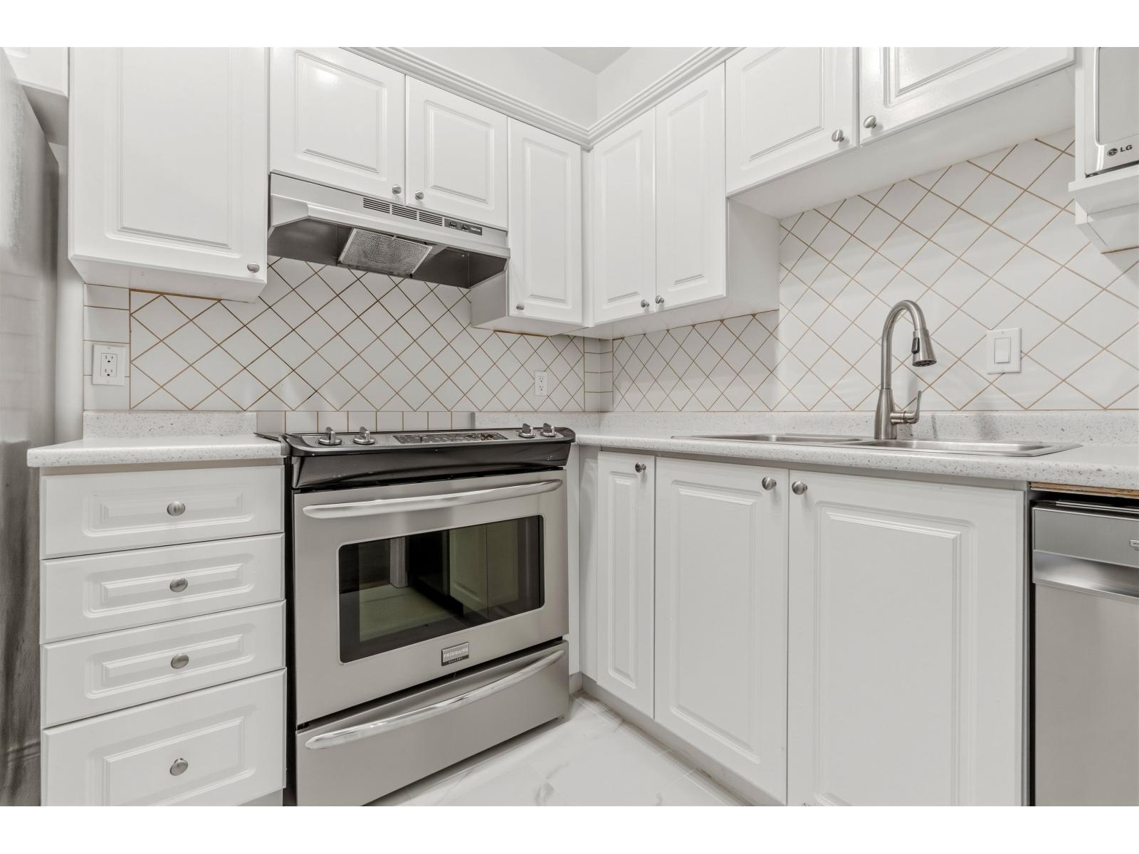 203 8142 120a Street Property Photo 9