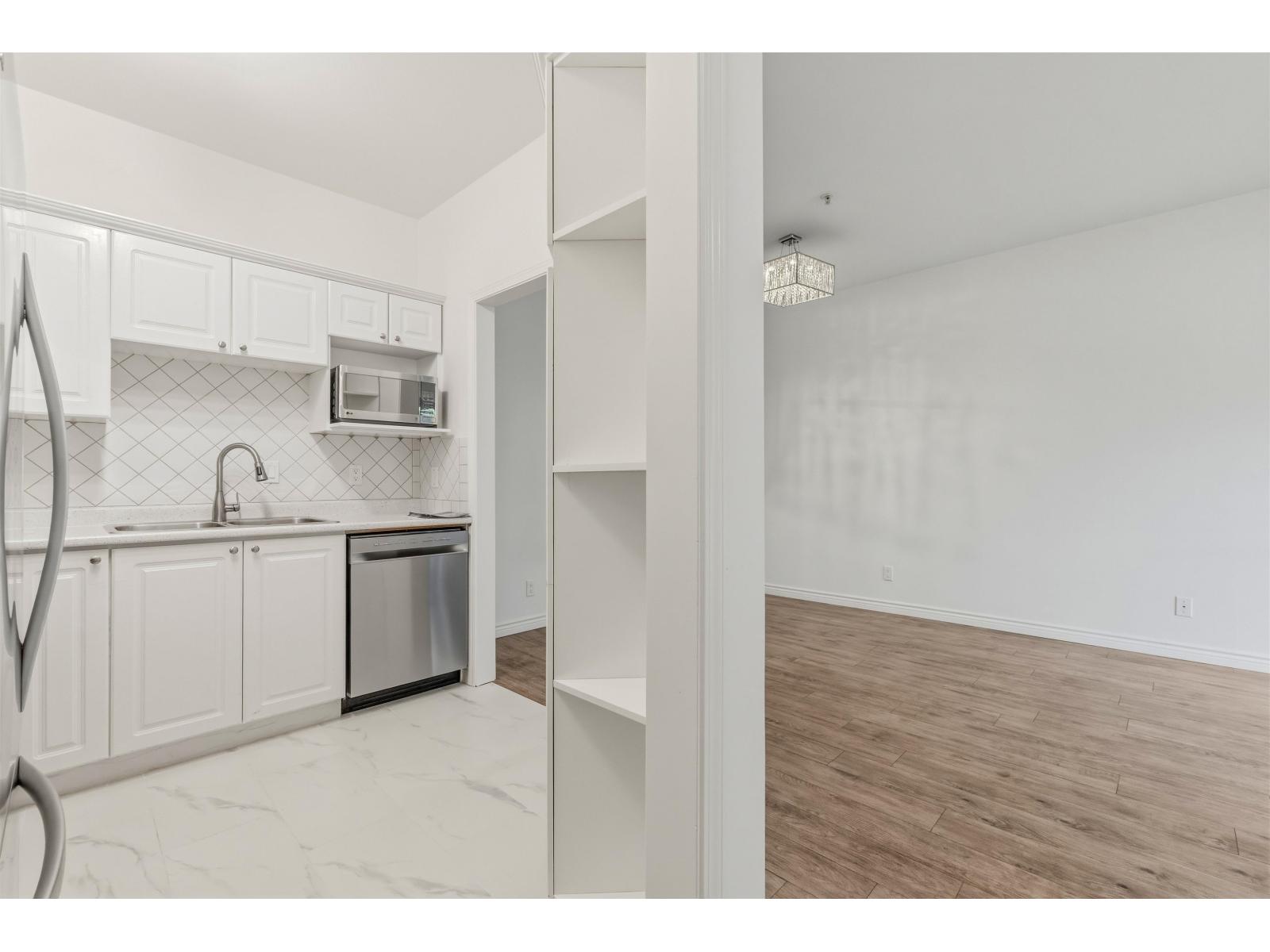 203 8142 120a Street Property Photo 10