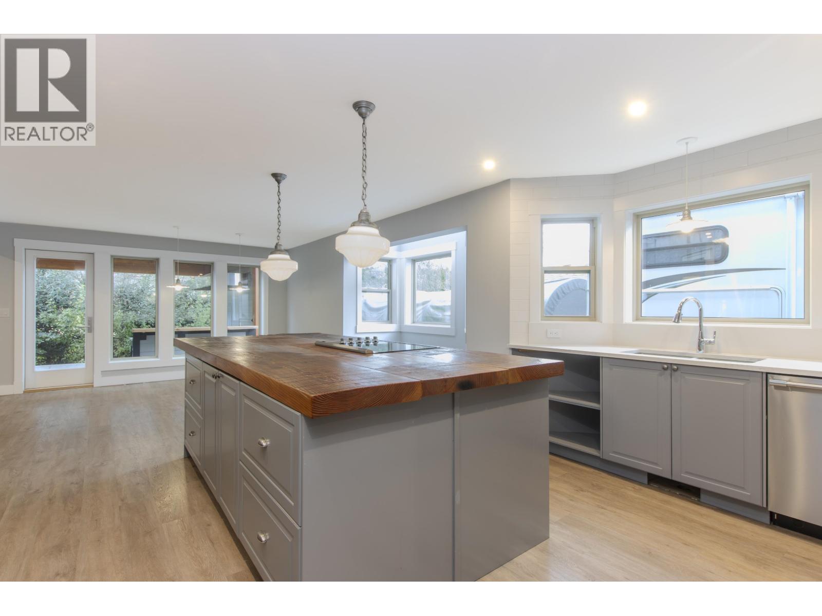 41281 Meadow Avenue Property Photo 4
