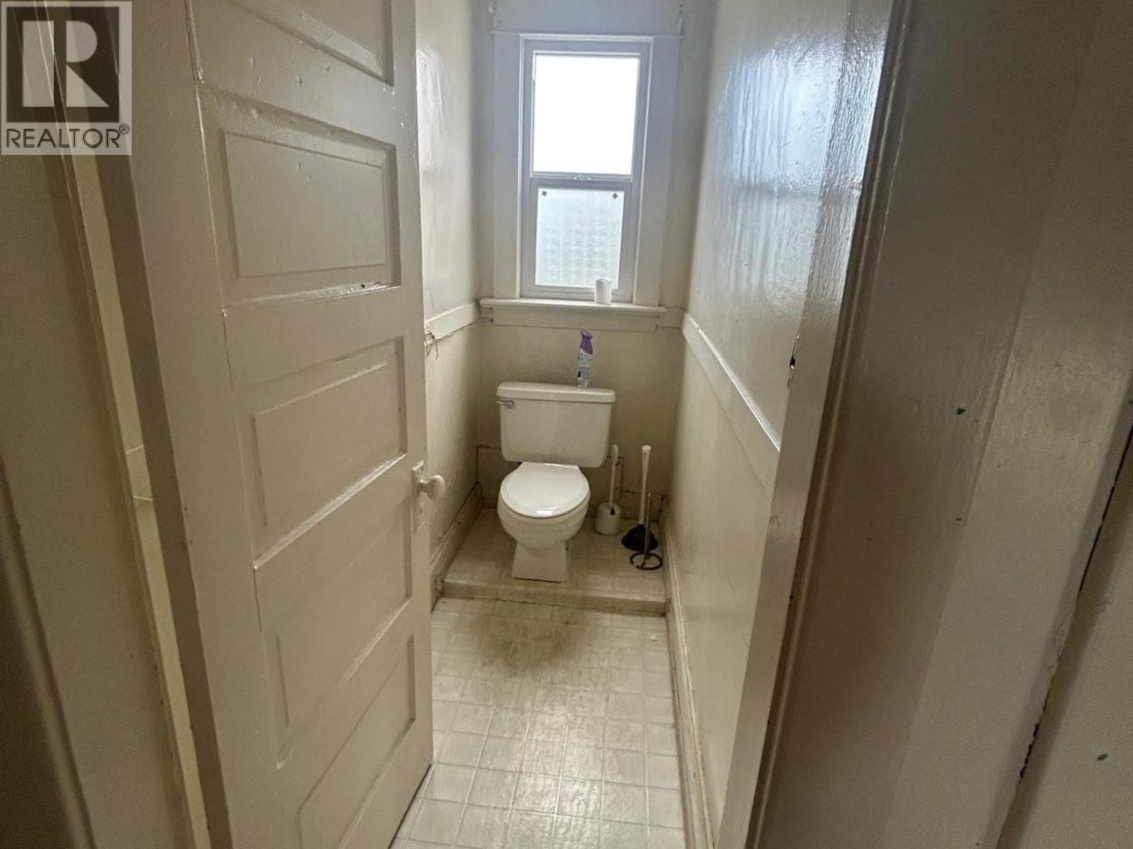 1243 E Broadway Property Photo 9