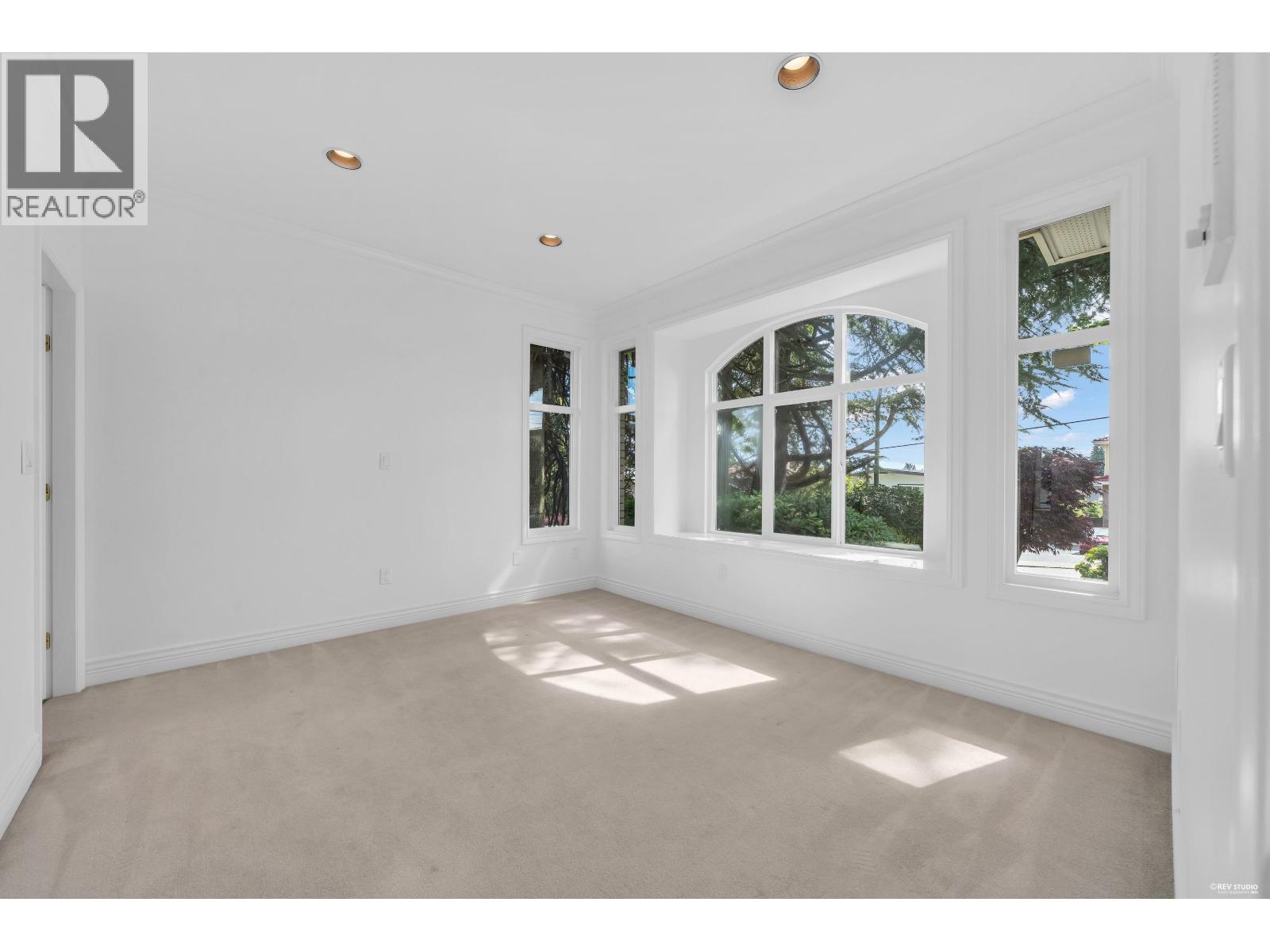 6091 Selma Avenue Property Photo 4
