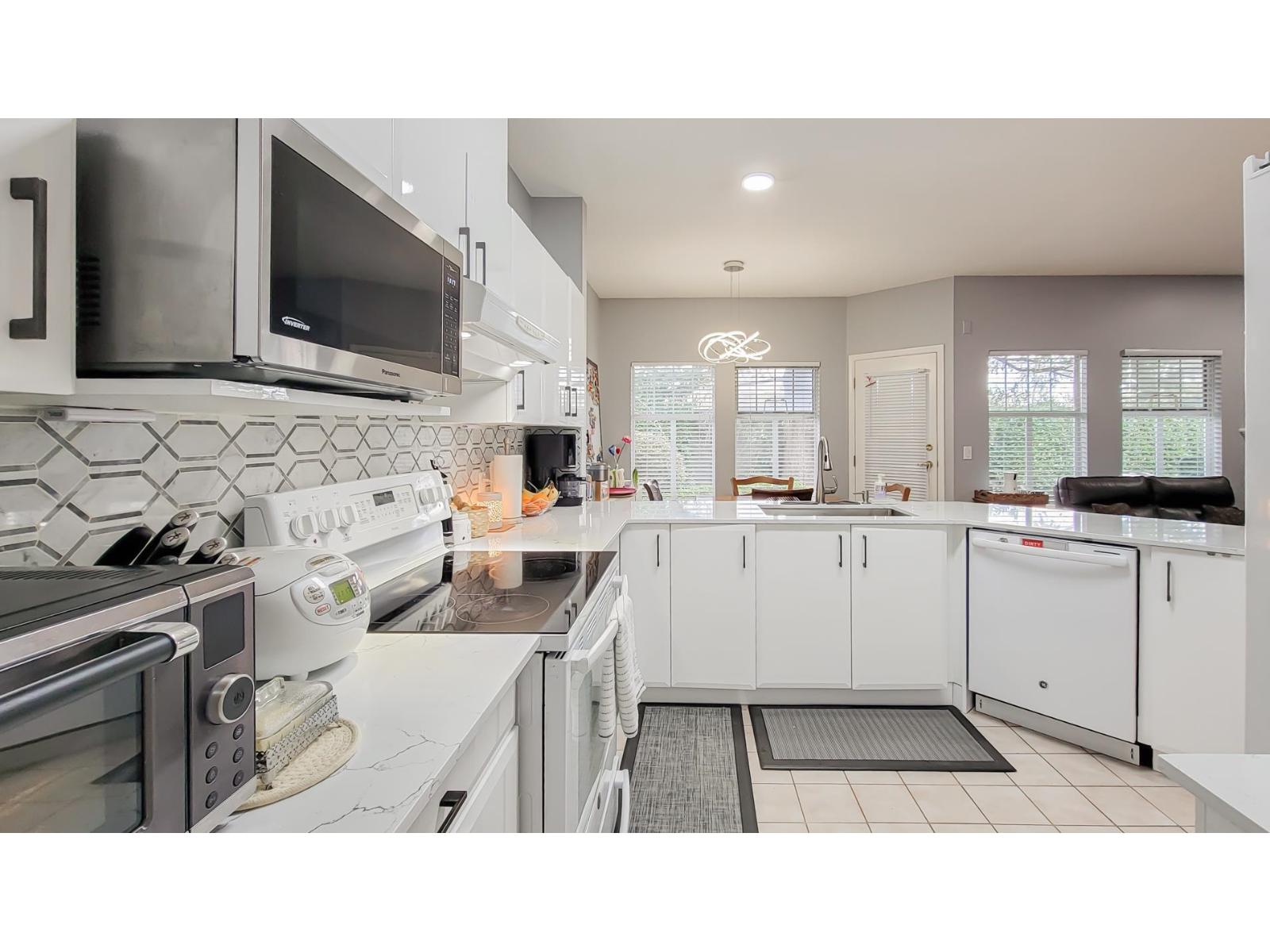 19 15677 24 Avenue Property Photo 7