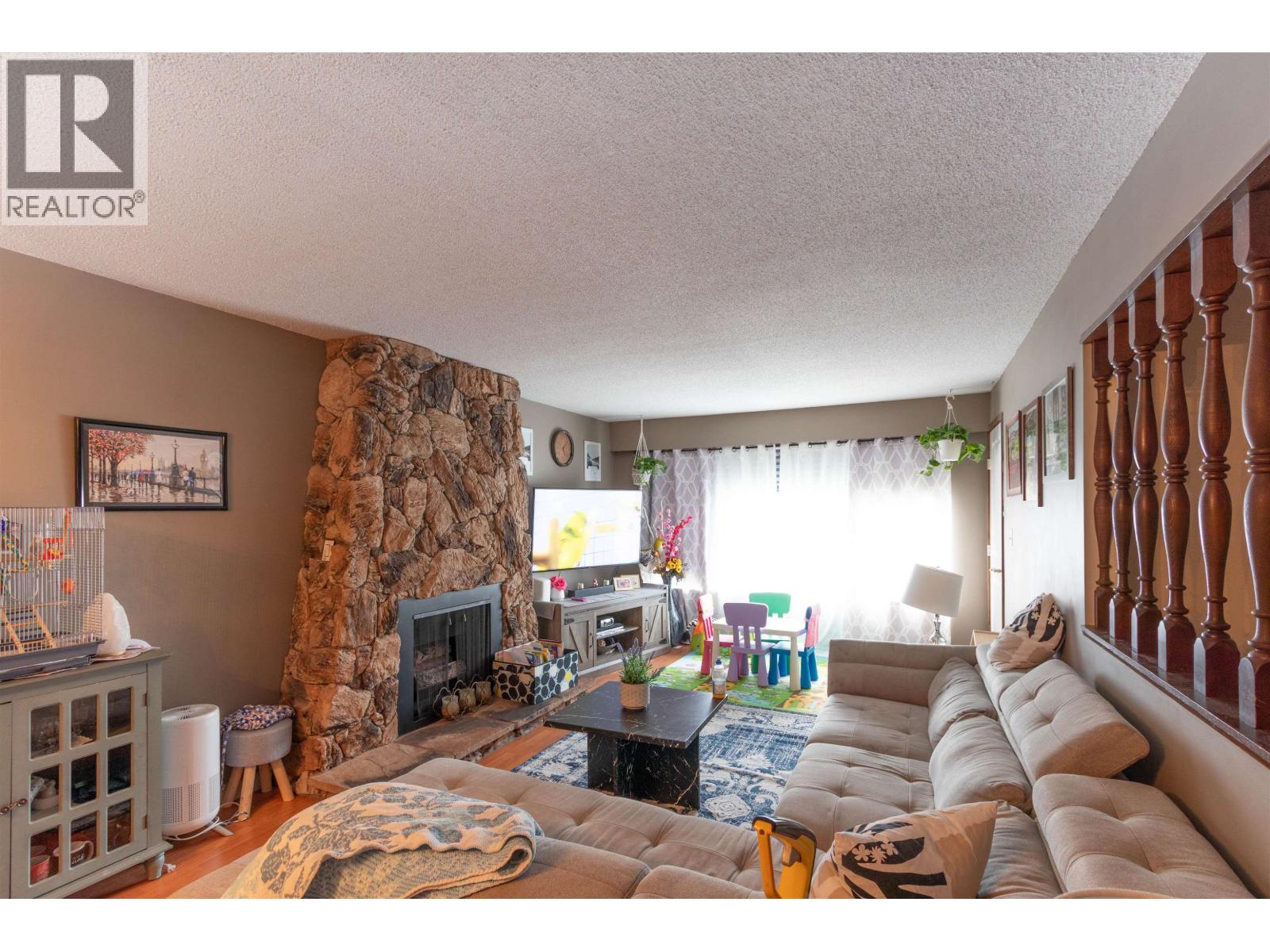 2228 King Albert Avenue Property Photo 8