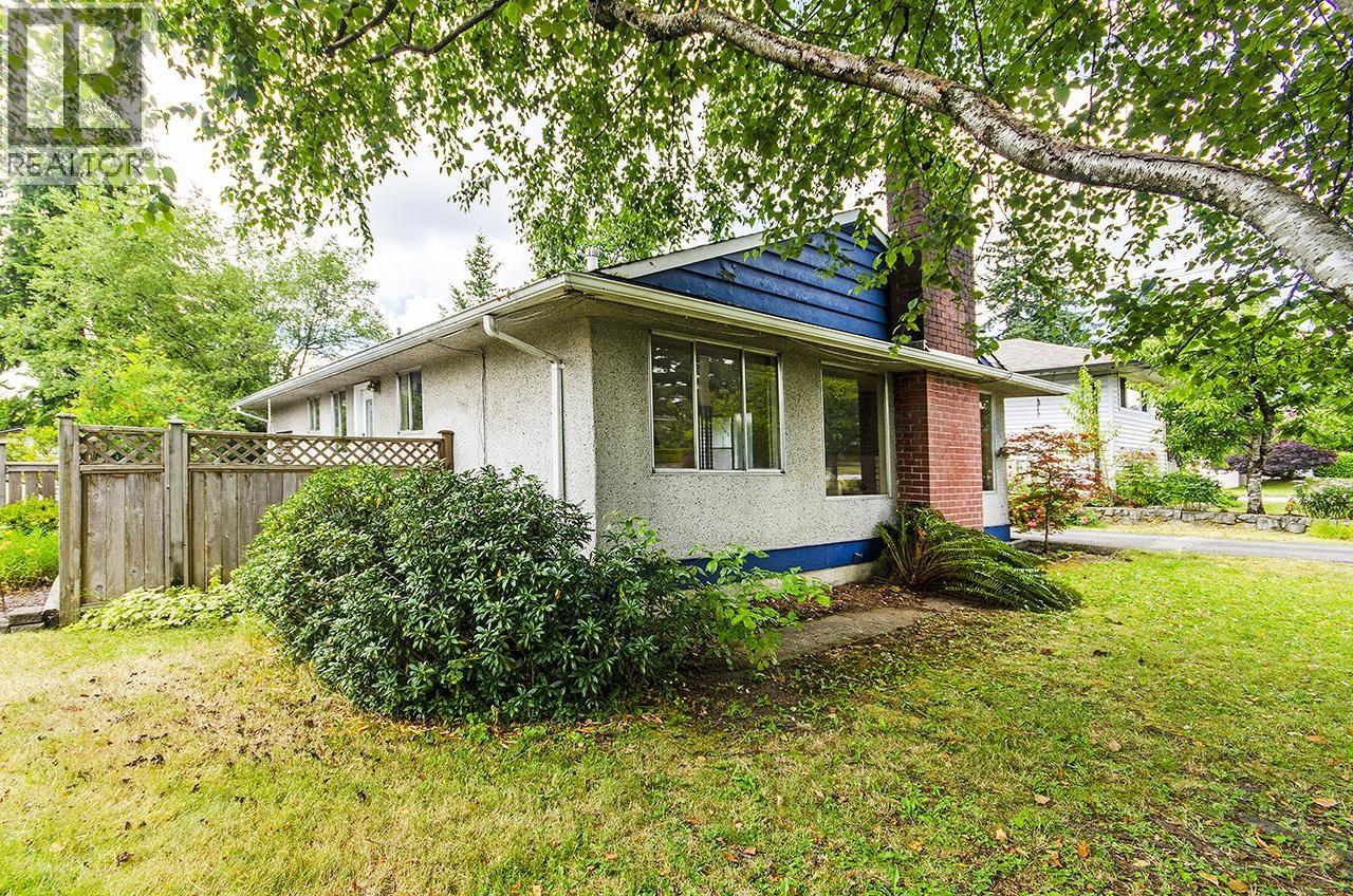 945 Caithness Crescent Property Photo 2