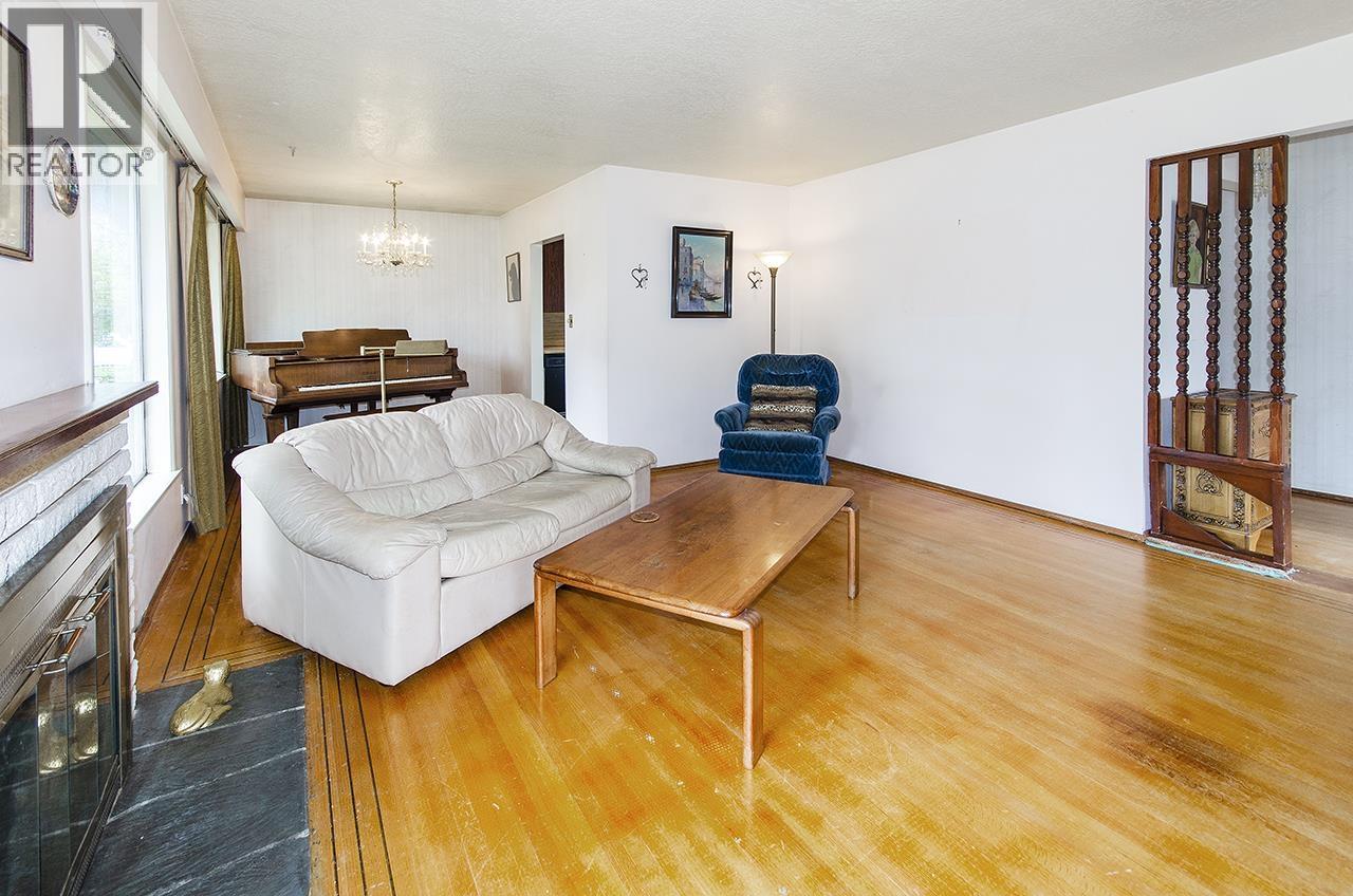 945 Caithness Crescent Property Photo 9