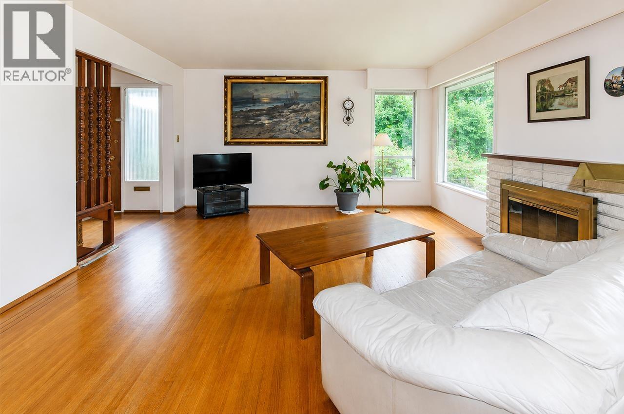 945 Caithness Crescent Property Photo 10