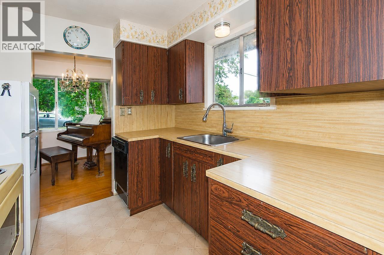 945 Caithness Crescent Property Photo 12