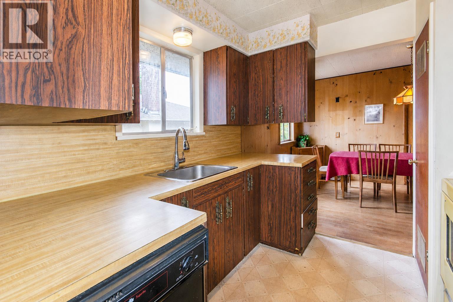 945 Caithness Crescent Property Photo 13