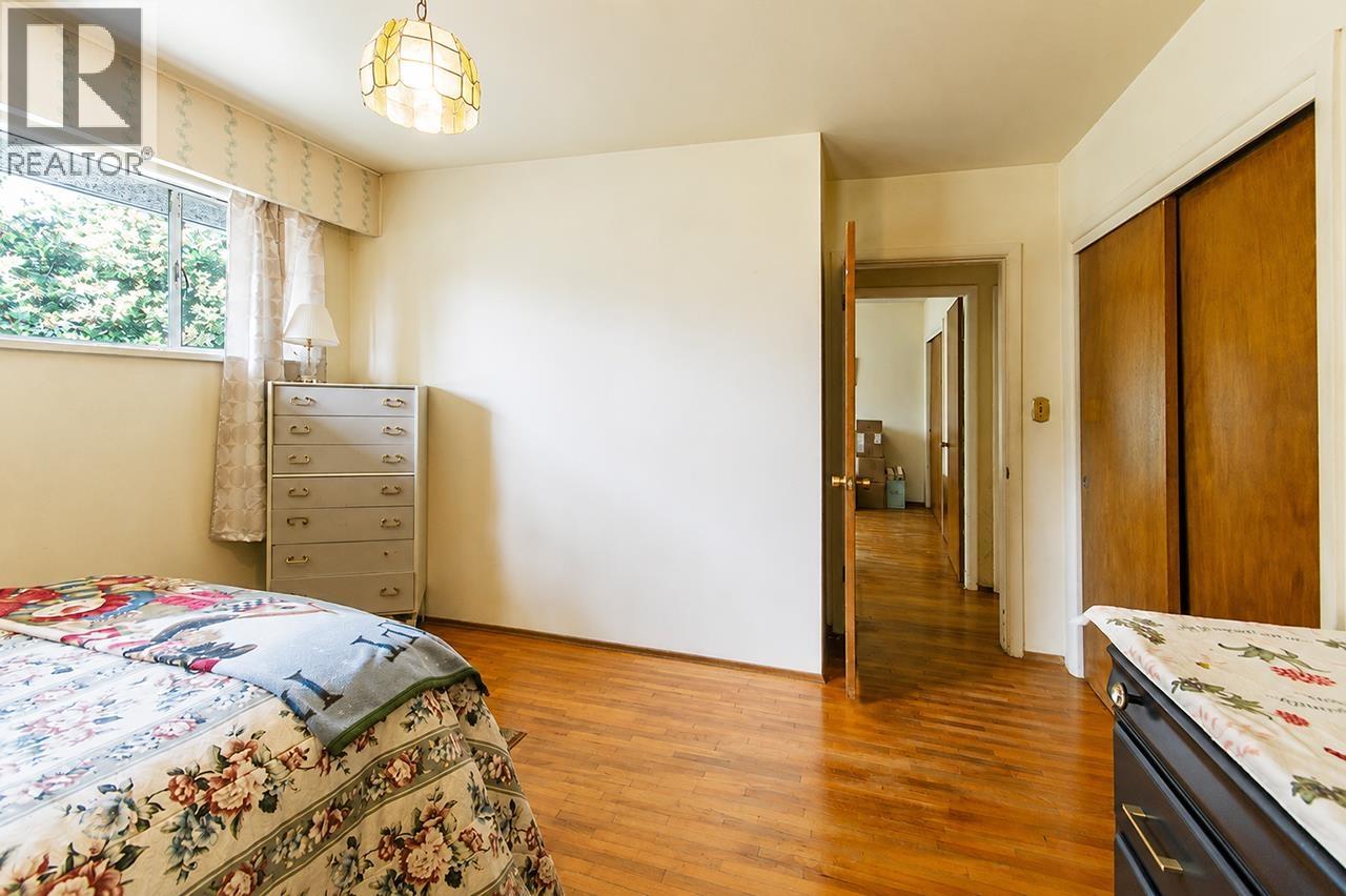 945 Caithness Crescent Property Photo 17