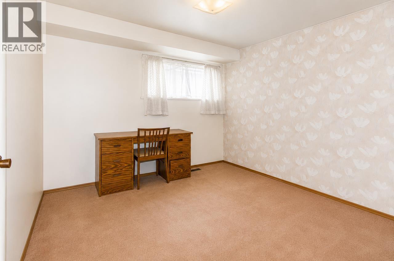 945 Caithness Crescent Property Photo 18