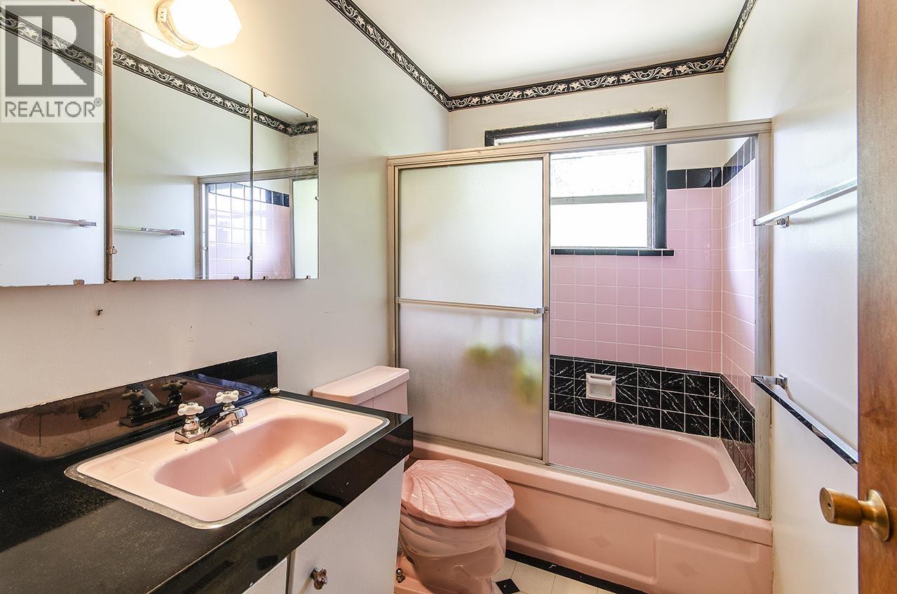 945 Caithness Crescent Property Photo 20