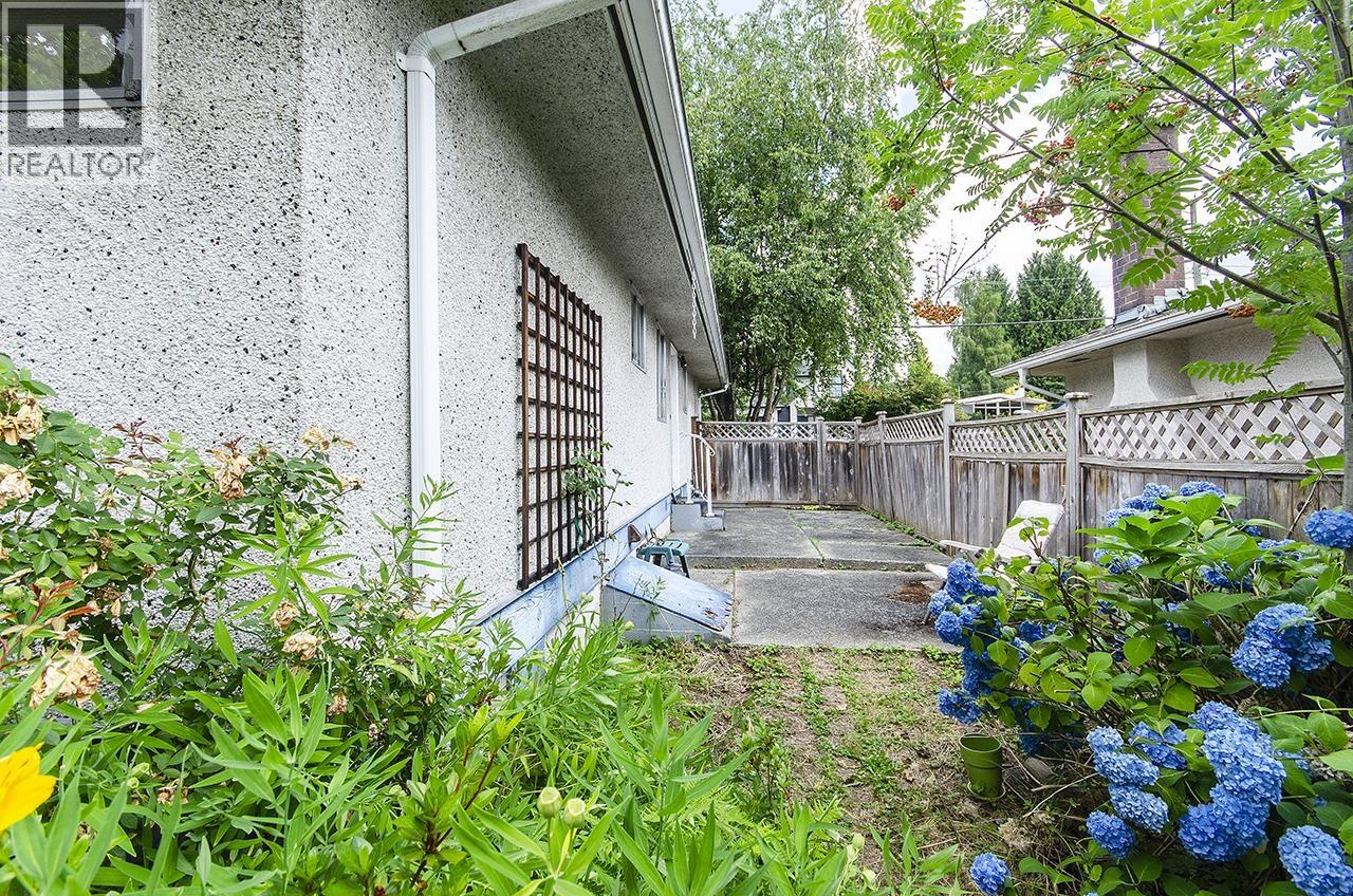 945 Caithness Crescent Property Photo 22