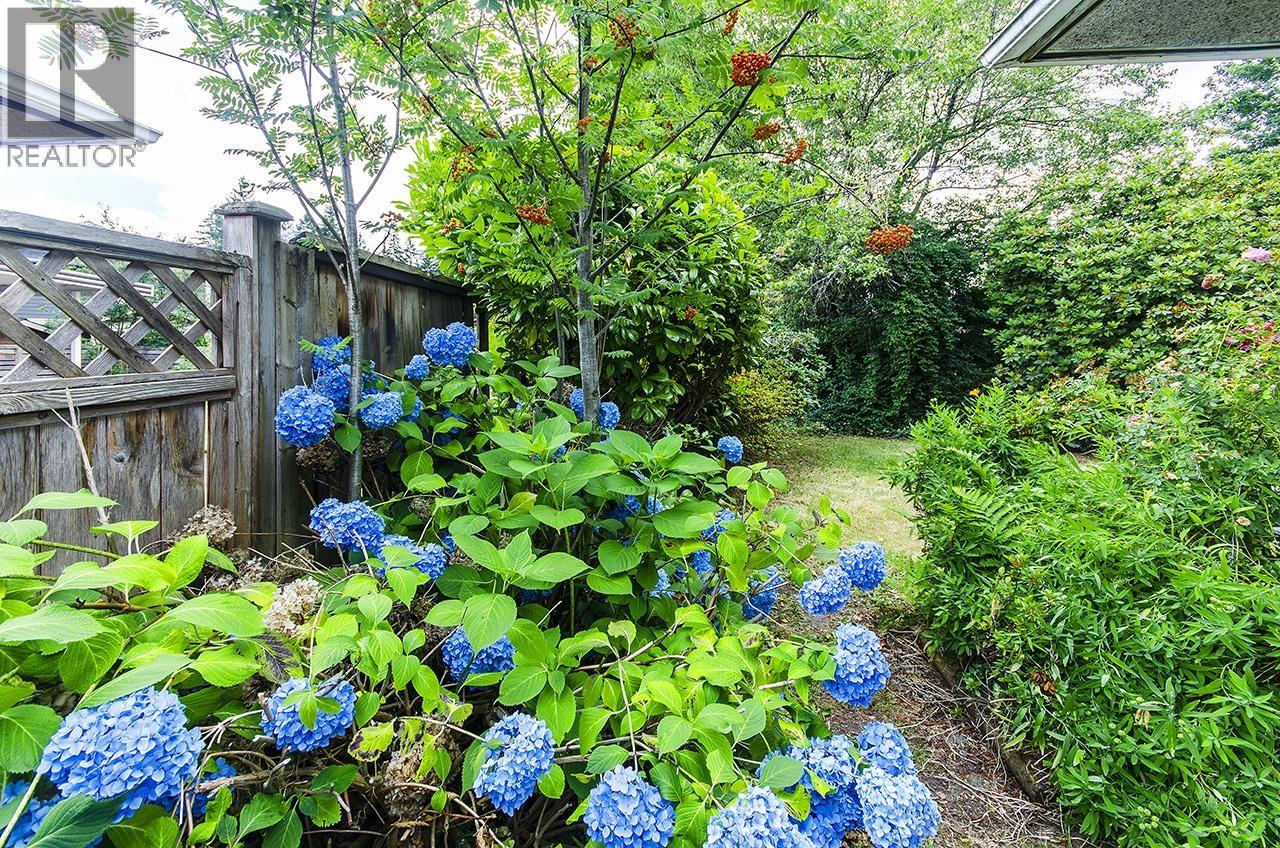 945 Caithness Crescent Property Photo 23