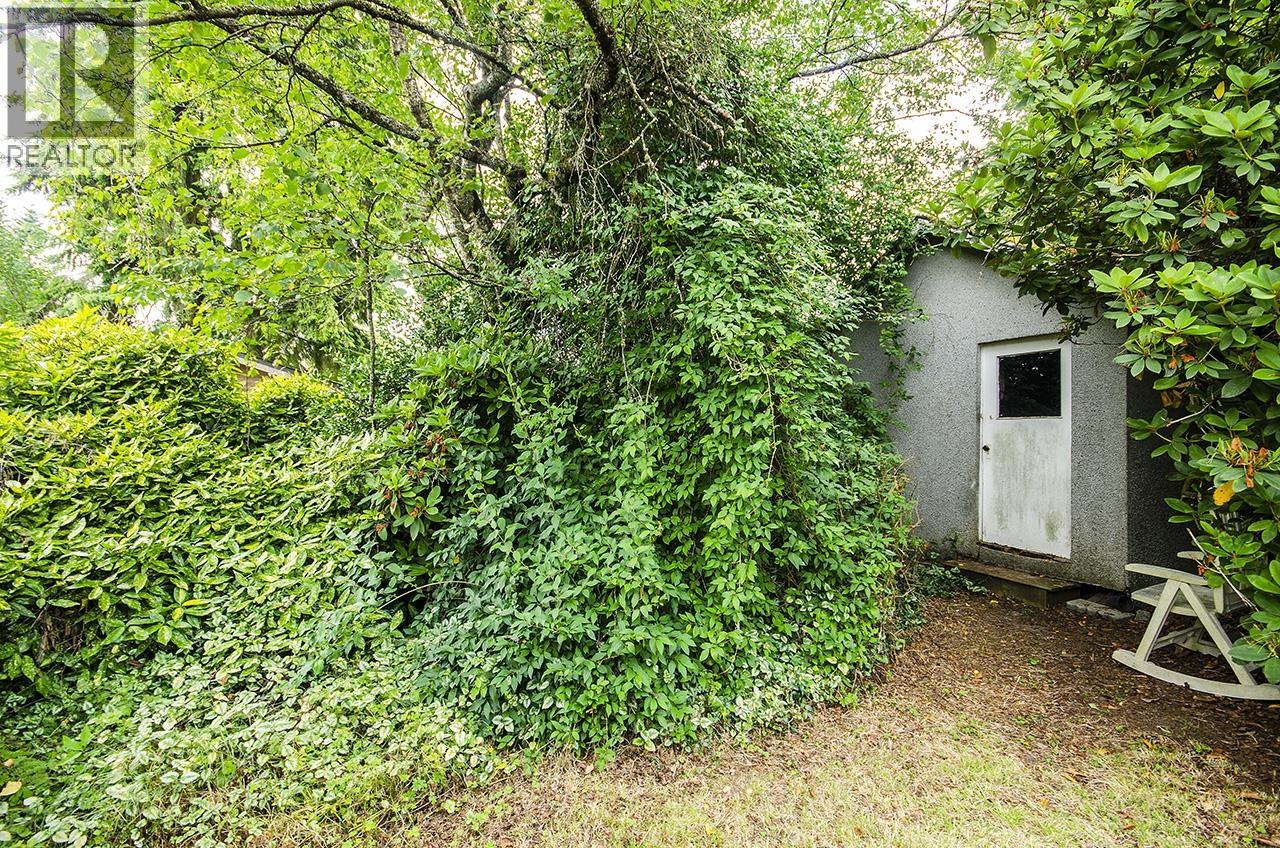 945 Caithness Crescent Property Photo 26