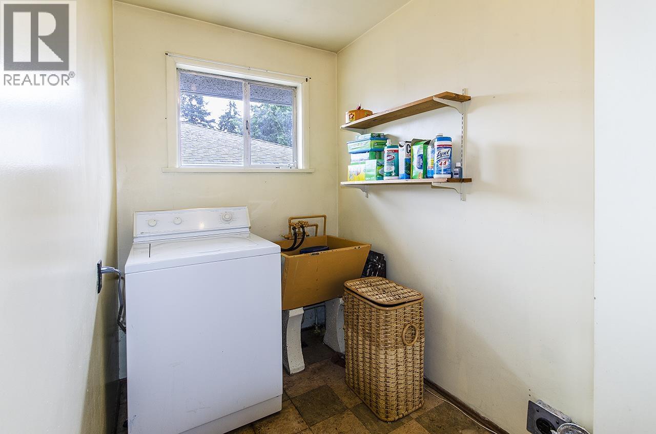 945 Caithness Crescent Property Photo 27