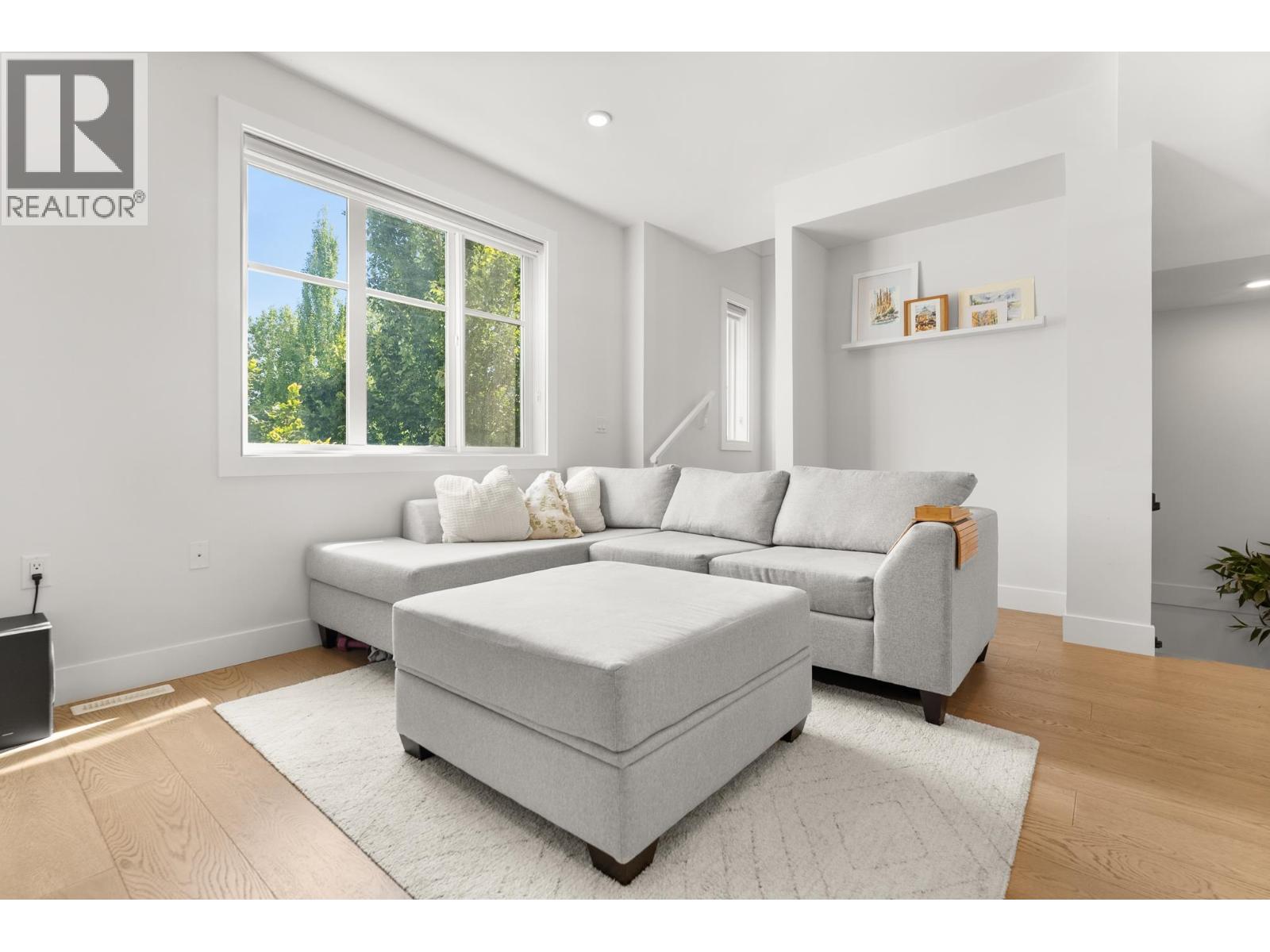 10 5377 8a Avenue Property Photo 2