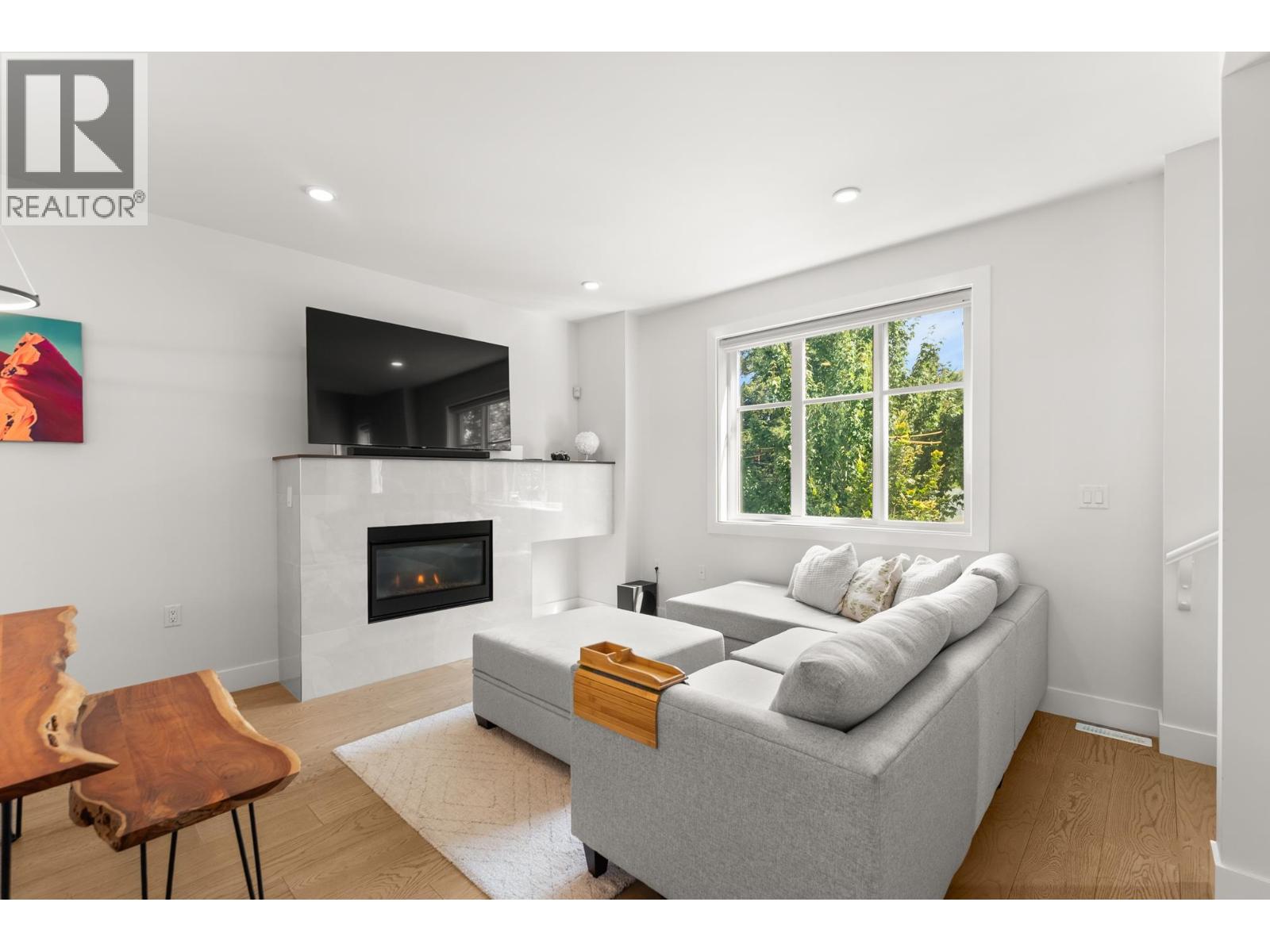 10 5377 8a Avenue Property Photo 3
