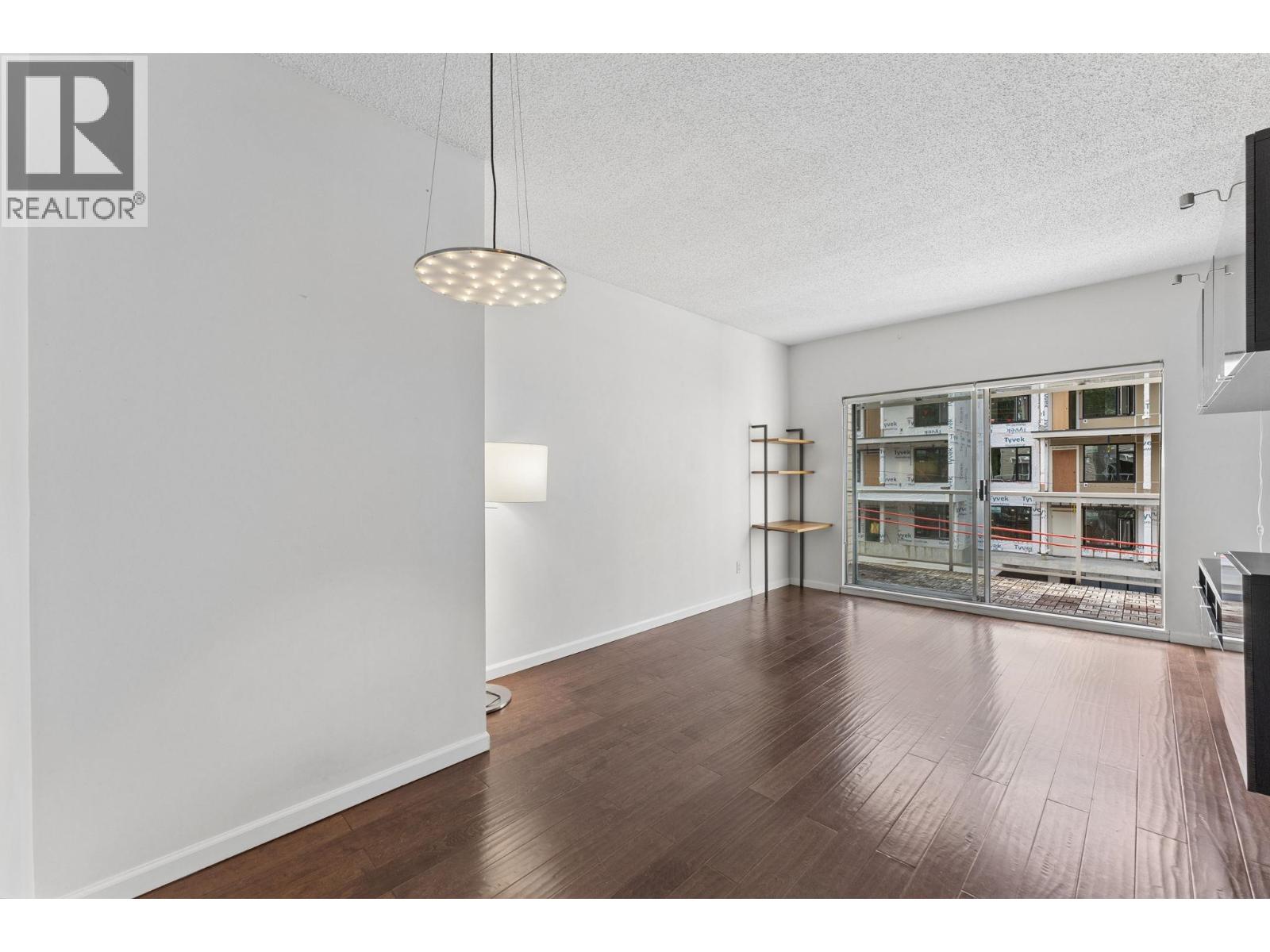 304 827 W 16th Street Property Photo 3