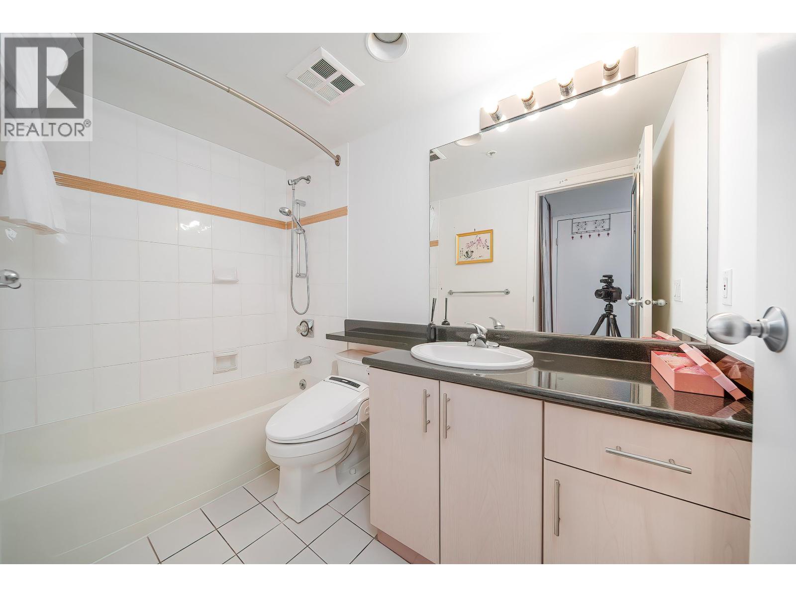 2303 1188 Howe Street Property Photo 16