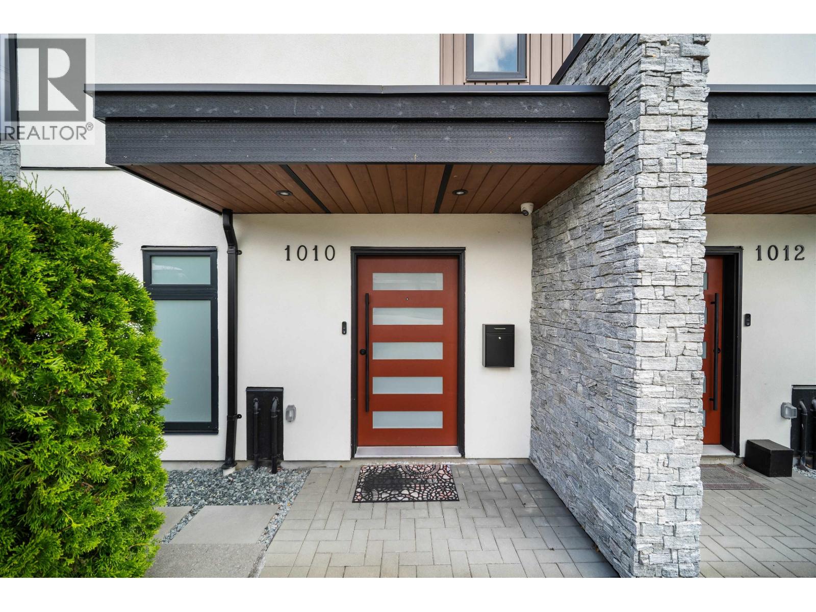 1010 Augusta Avenue Property Photo 1
