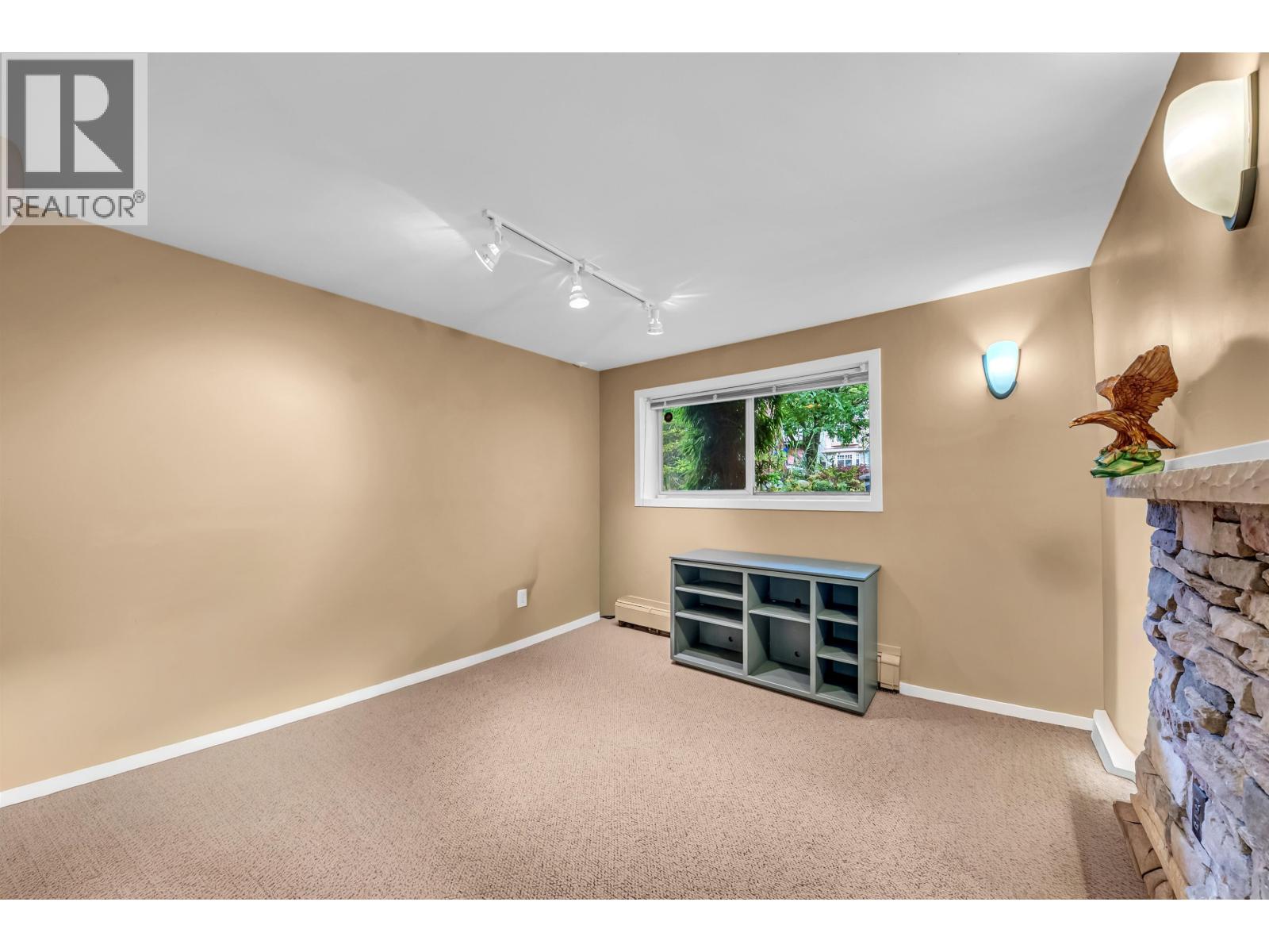 2474 E 5th Avenue Property Photo 18