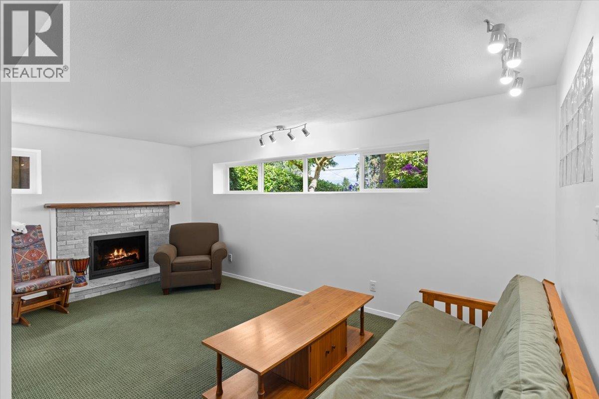 1866 Eastern Drive Property Photo 14