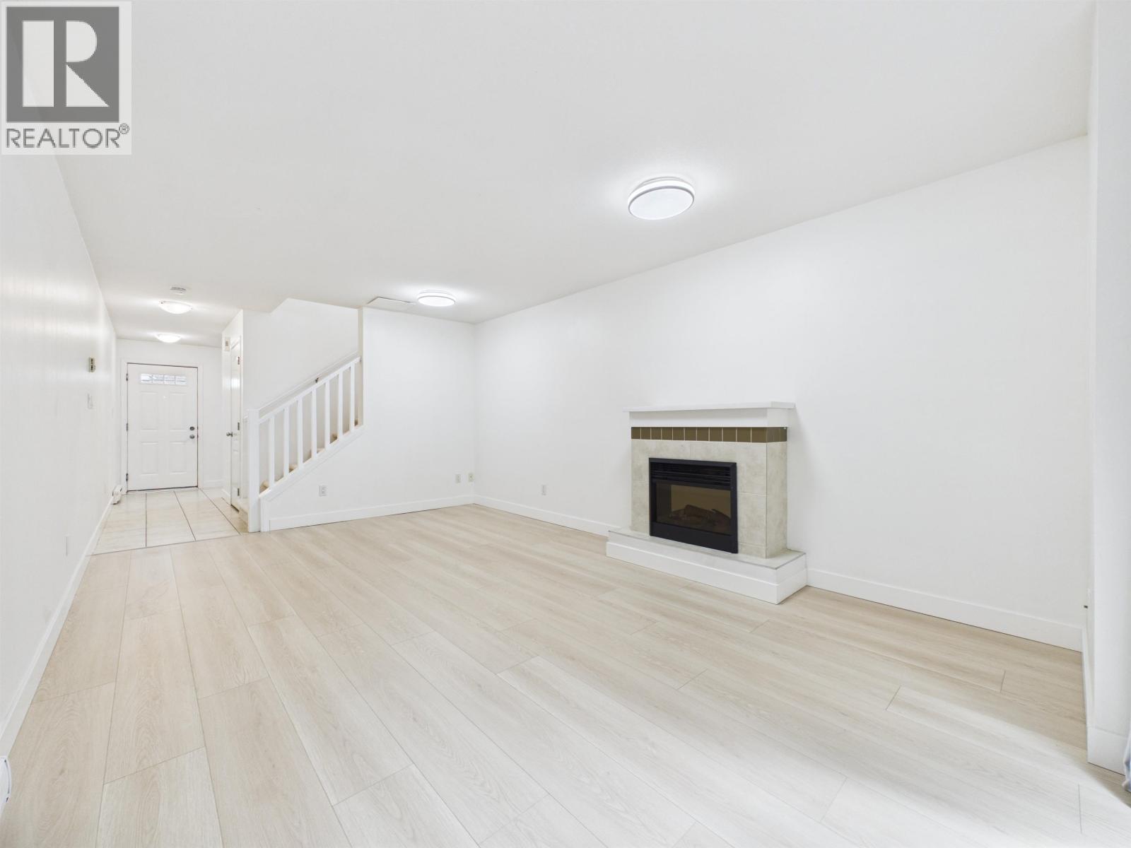 7 5525 Halley Avenue Property Photo 5