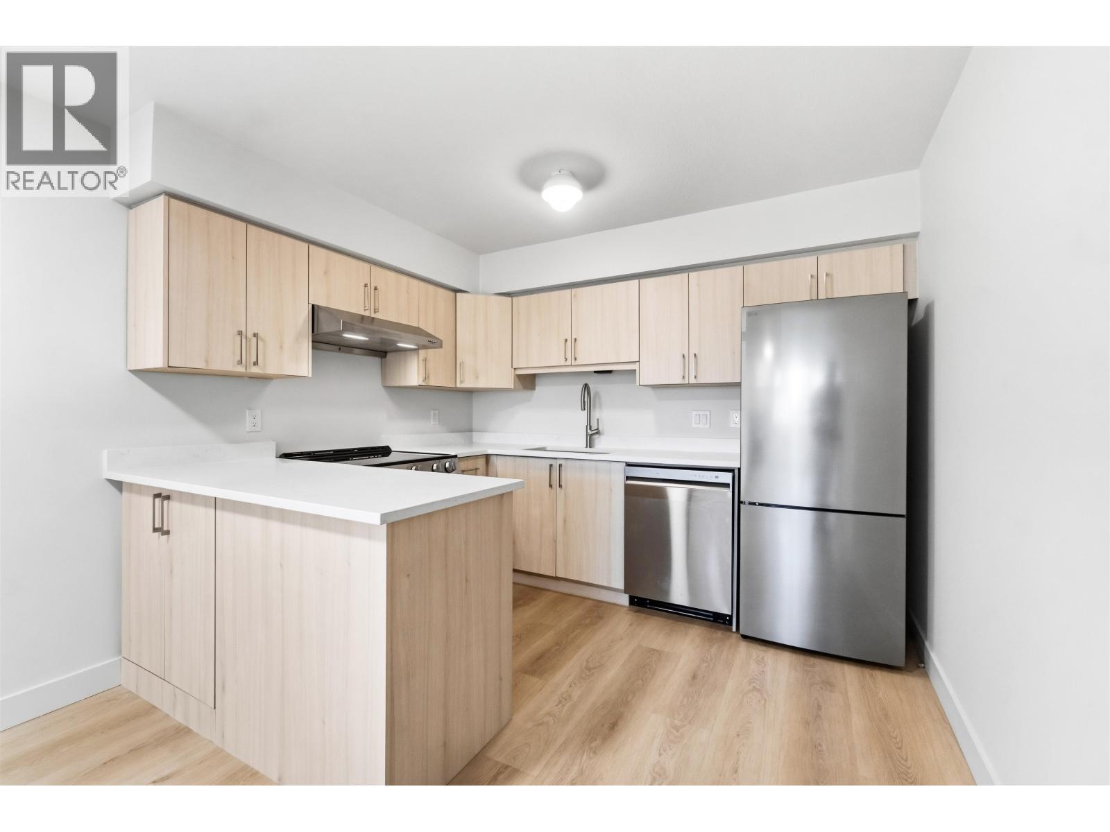 305 2928 Commercial Drive Property Photo 5
