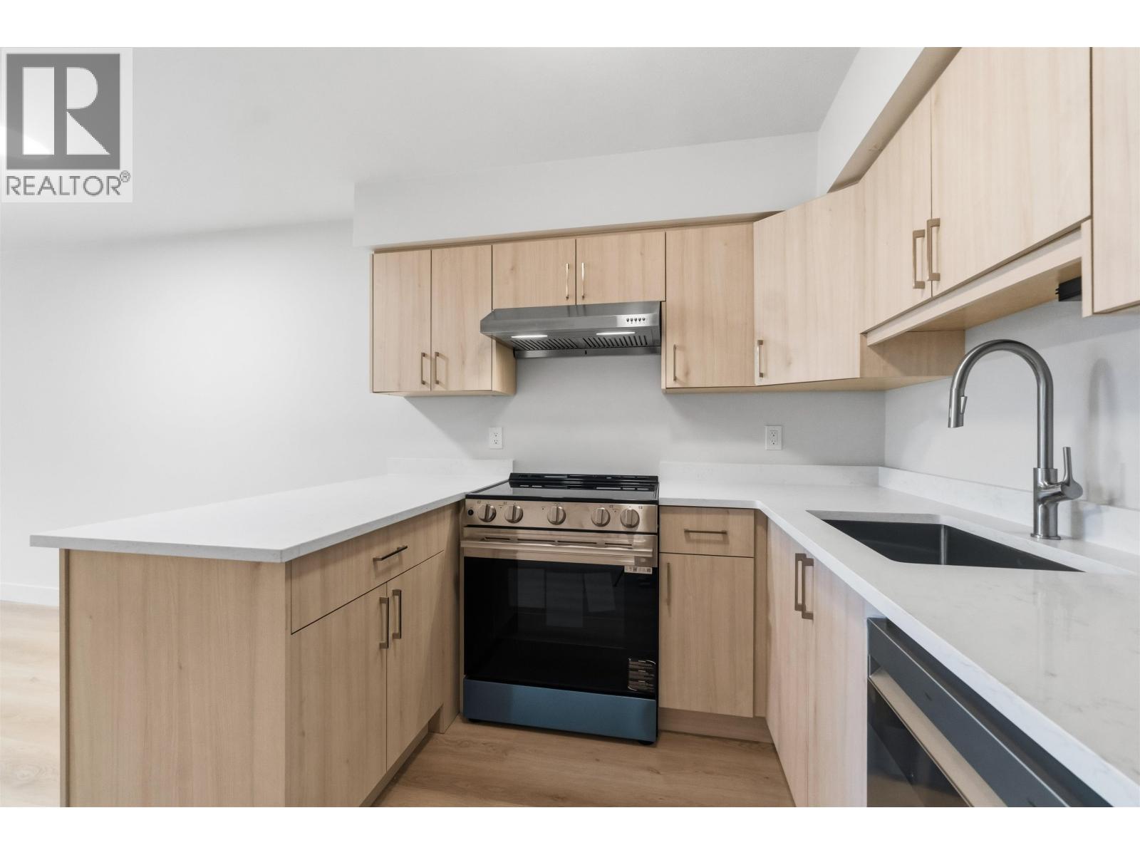 305 2928 Commercial Drive Property Photo 7