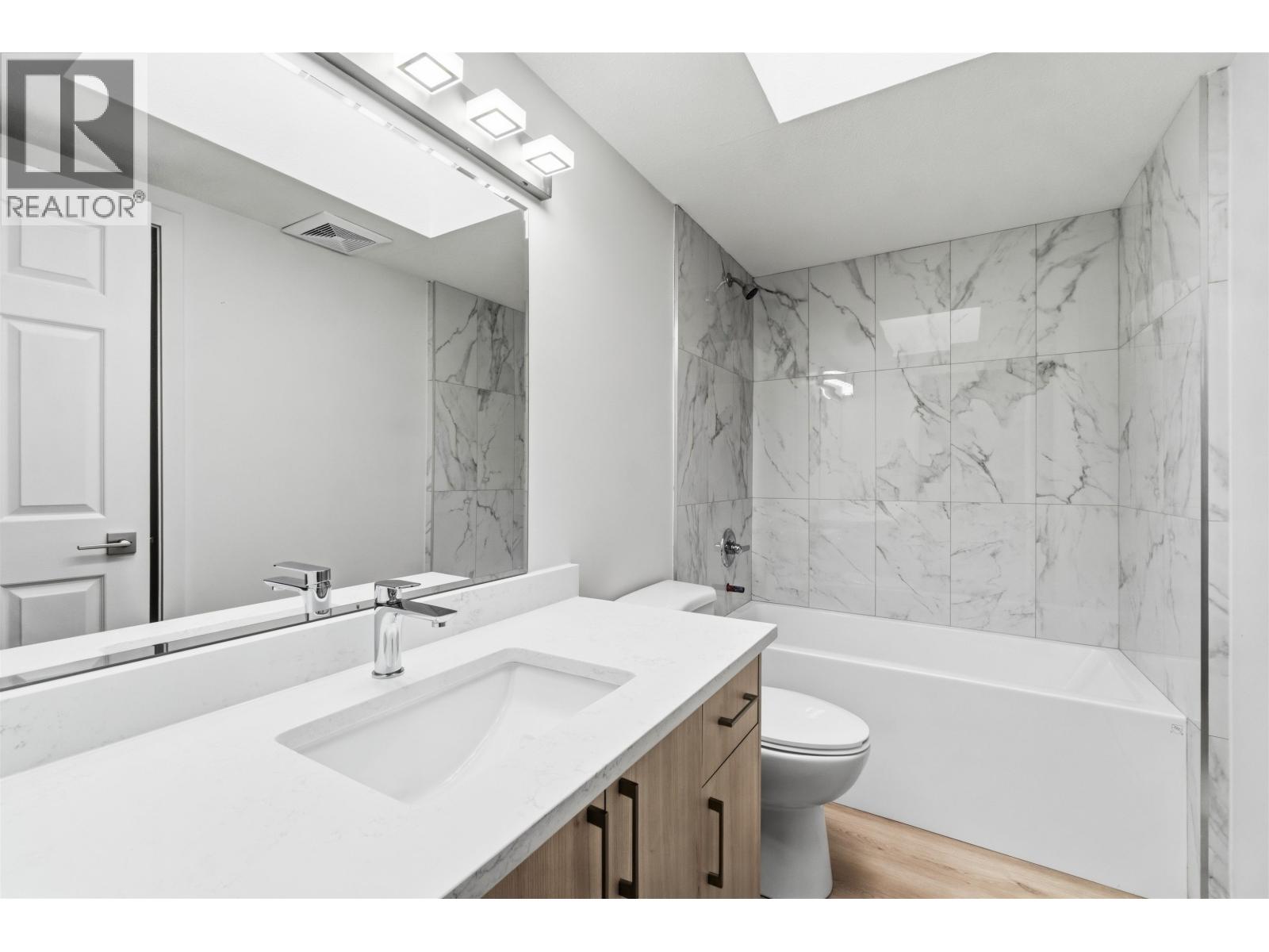 305 2928 Commercial Drive Property Photo 15