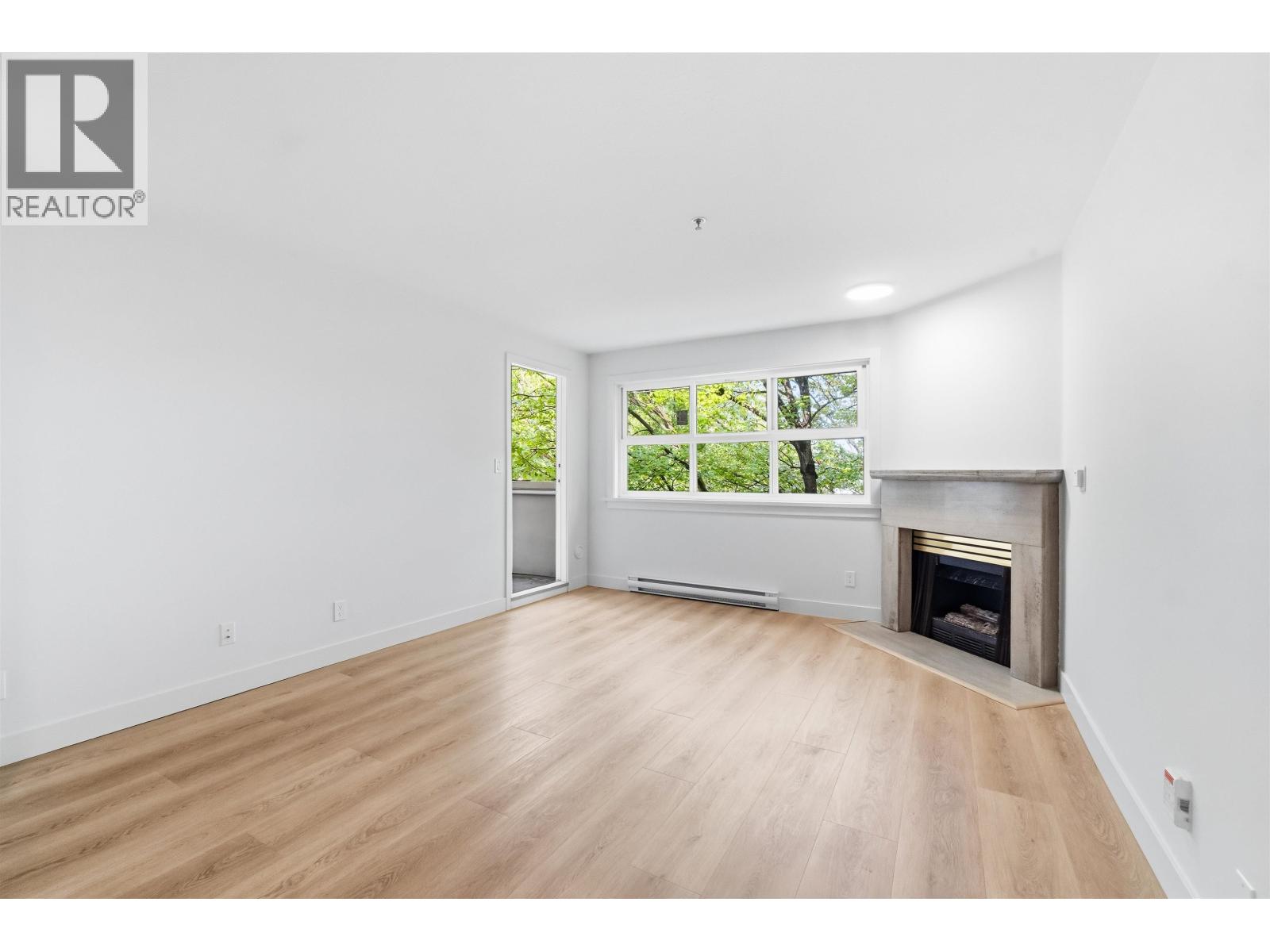 305 2928 Commercial Drive Property Photo 18