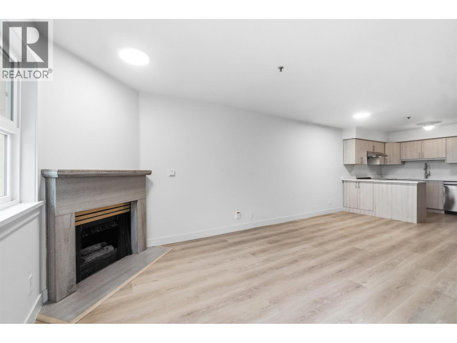 305 2928 Commercial Drive Property Photo 19
