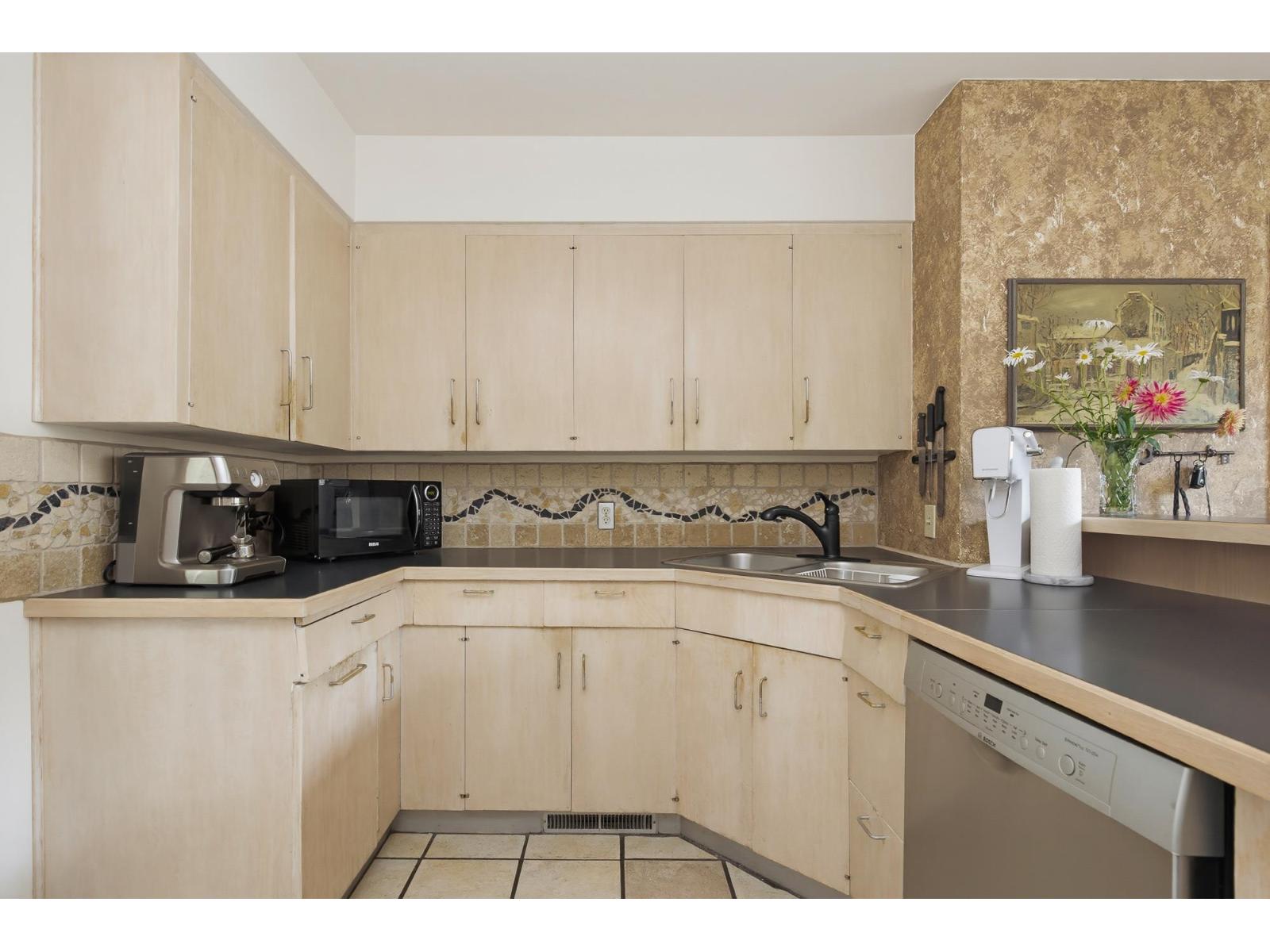 2822 Upland Crescent Property Photo 3