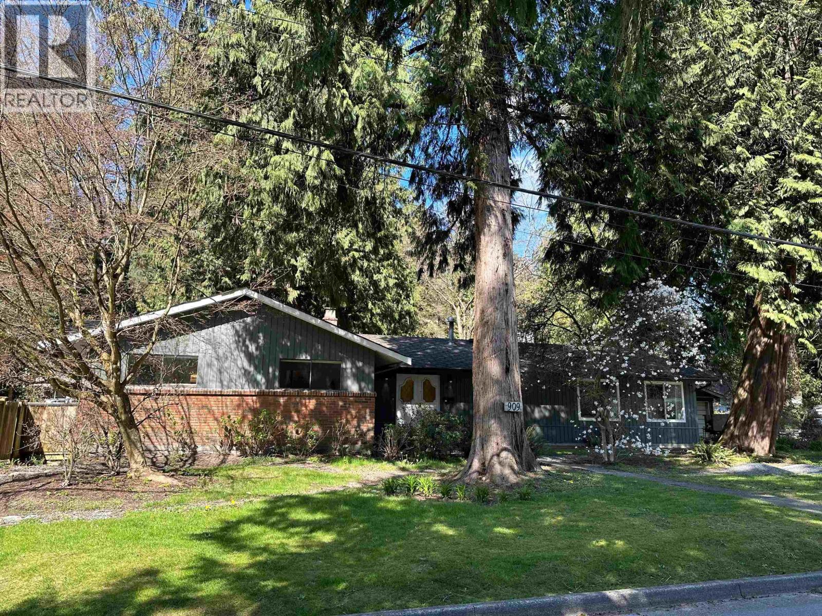 909 Seymour Boulevard Property Photo 1