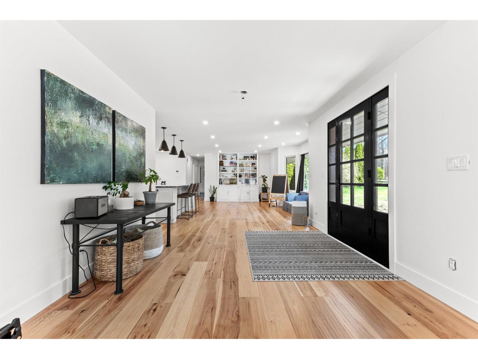 7025 Hesslea Crescent Property Photo 4
