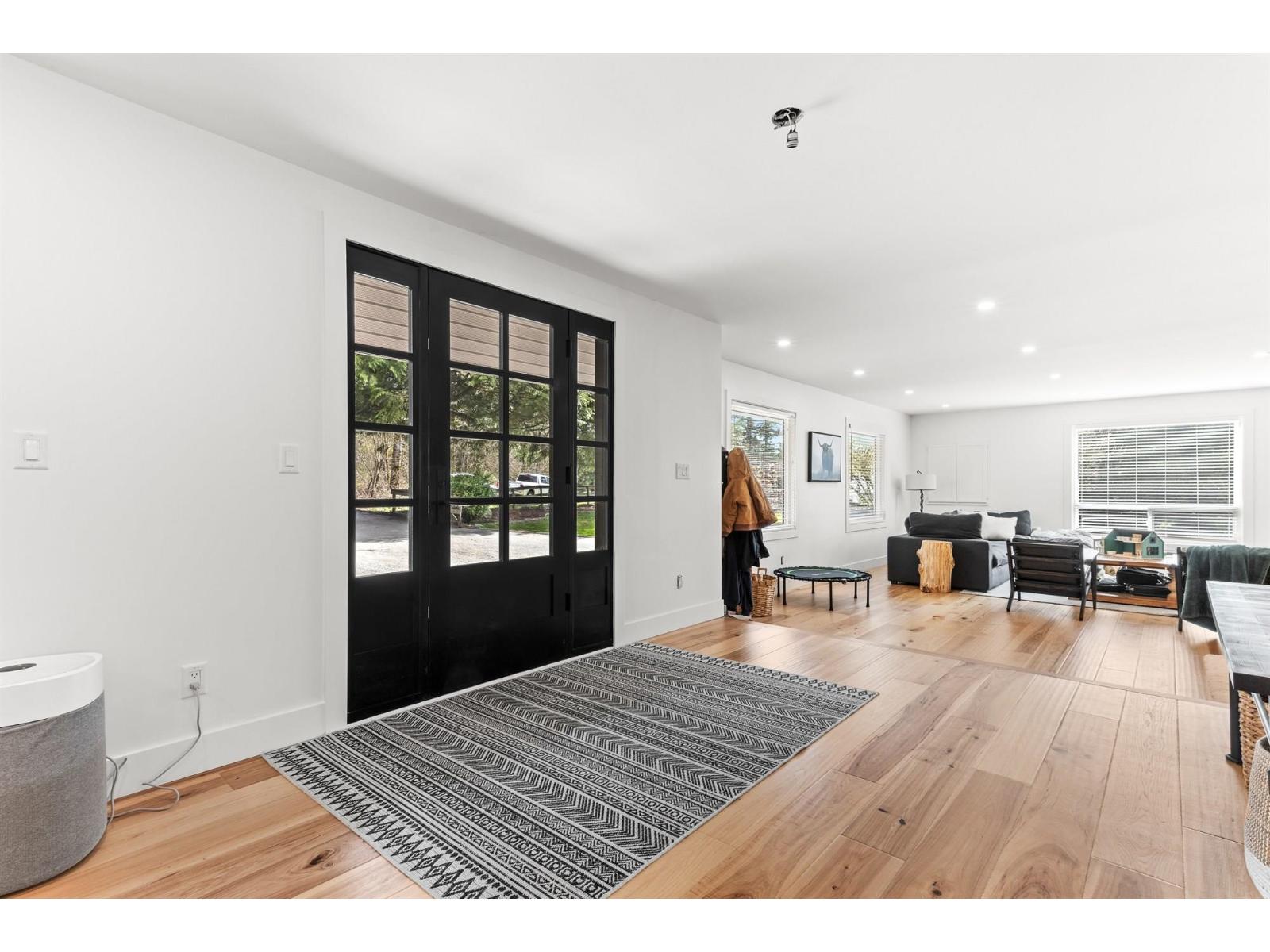 7025 Hesslea Crescent Property Photo 5