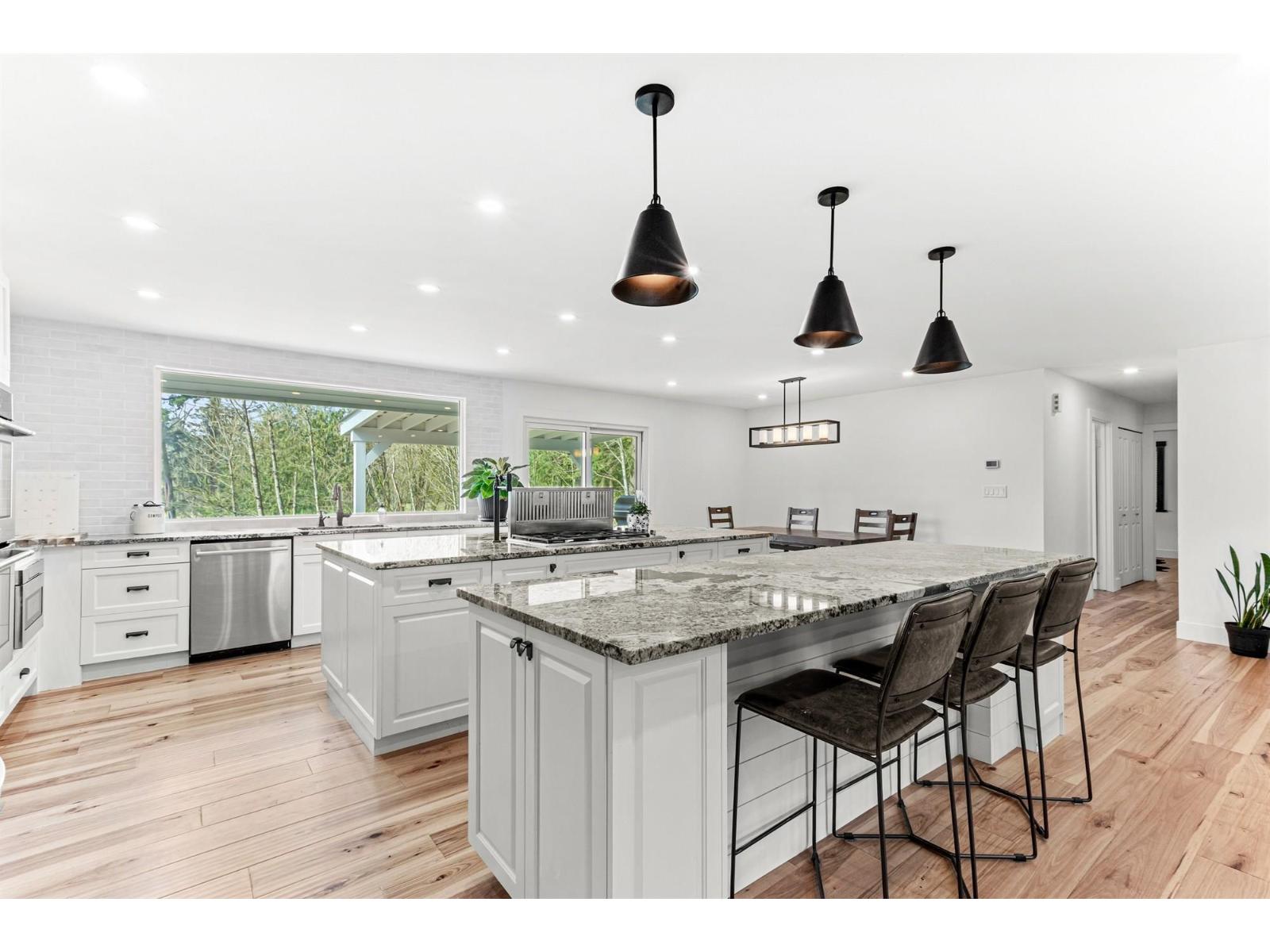 7025 Hesslea Crescent Property Photo 8