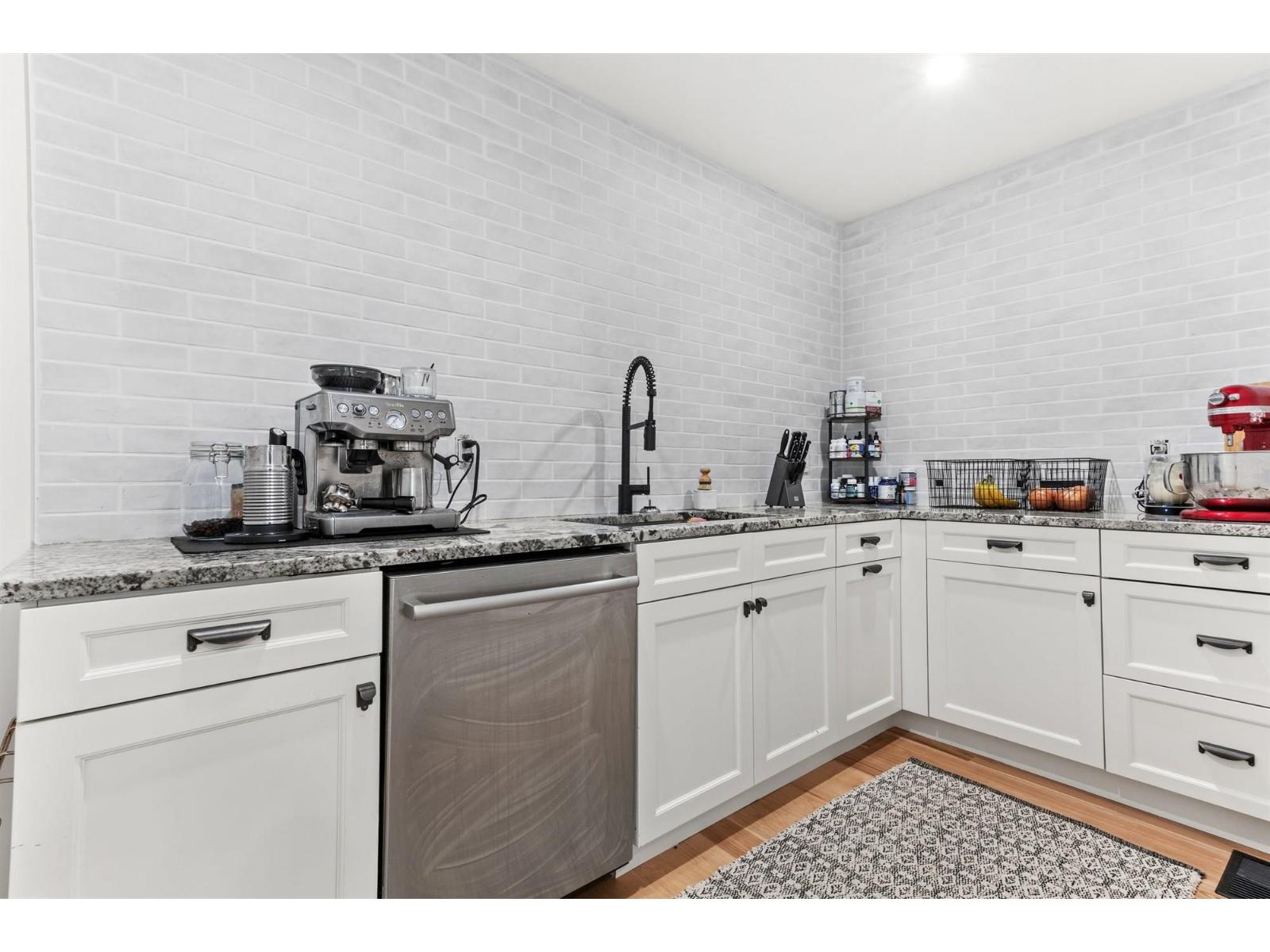 7025 Hesslea Crescent Property Photo 15