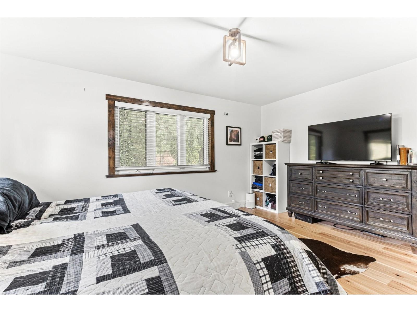 7025 Hesslea Crescent Property Photo 18