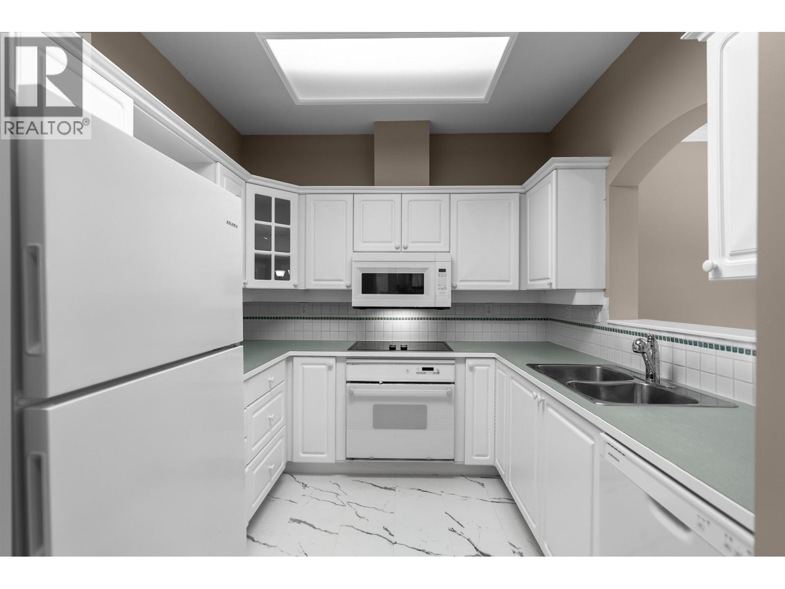 207 2985 Princess Crescent Property Photo 2