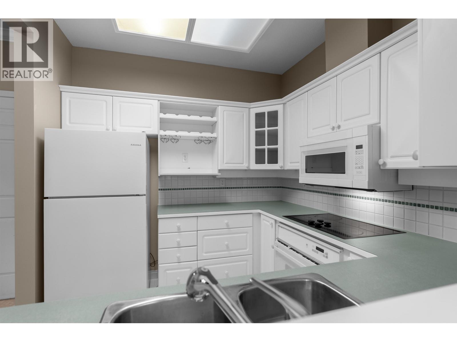 207 2985 Princess Crescent Property Photo 4