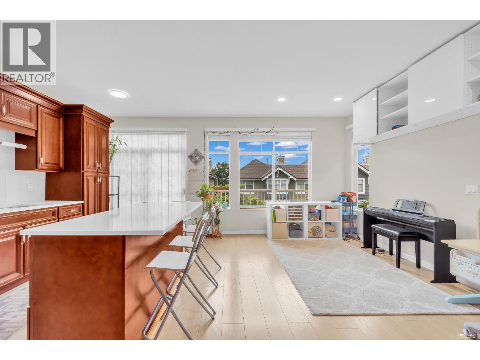 25 5298 Oakmount Crescent Property Photo 6