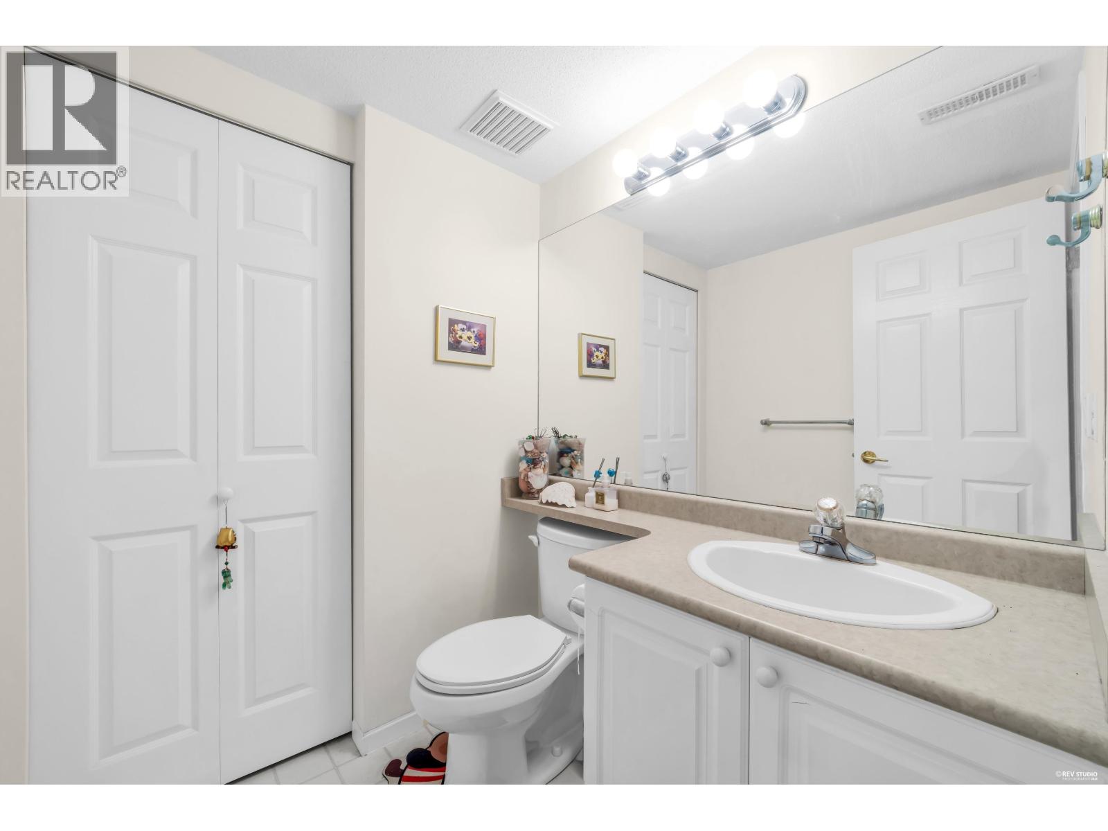 25 5298 Oakmount Crescent Property Photo 13