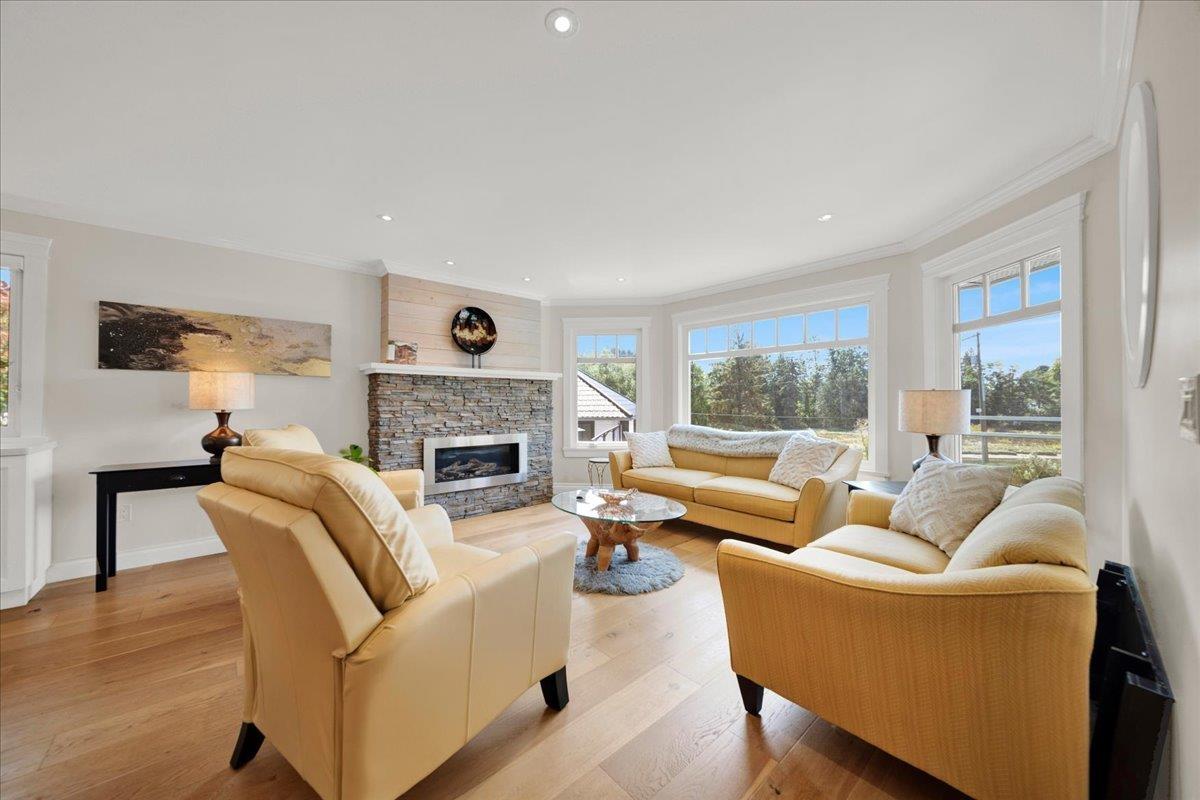 16063 8 Avenue Property Photo 6