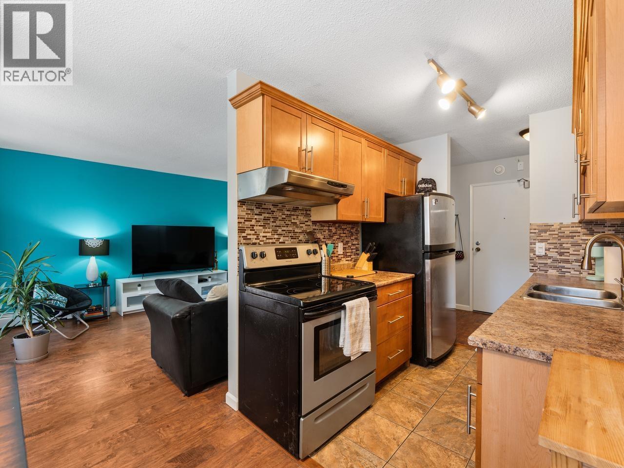 404 320 Royal Avenue Property Photo 5